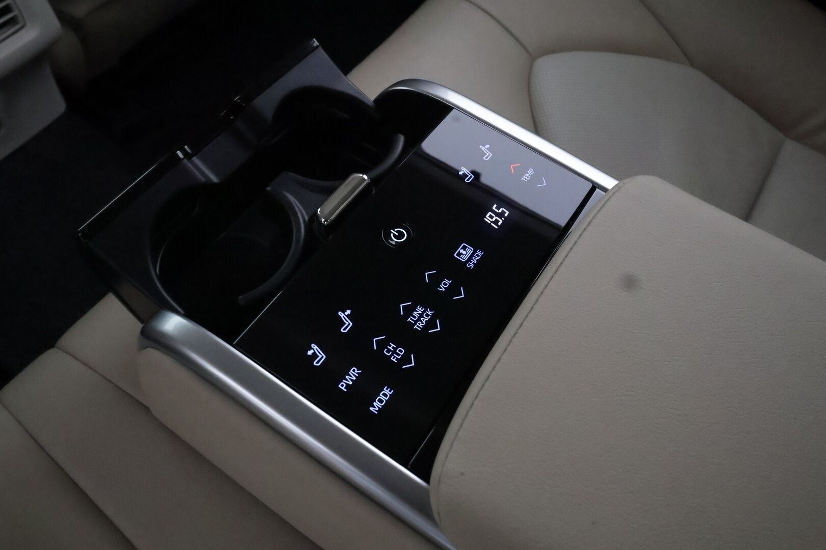 Toyota Camry 2020 2,5 Hybrid Premium **HUD / ACC / JBL / LED / P.kamera / Nahkaverhoilu / Kaistavahti / Navi / KeylessGO - Suomi-auto / Kahdet Renkaat