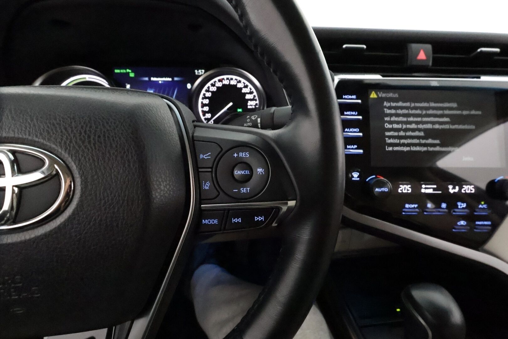 Toyota Camry 2020 2,5 Hybrid Premium **Webasto / HUD / ACC / JBL / LED / P.kamera / Nahkaverhoilu / Kaistavahti / Navi / KeylessGO - Huippu varusteet! / Kahdet Renkaat Toyotan alumiinivantein! / Suomi-auto