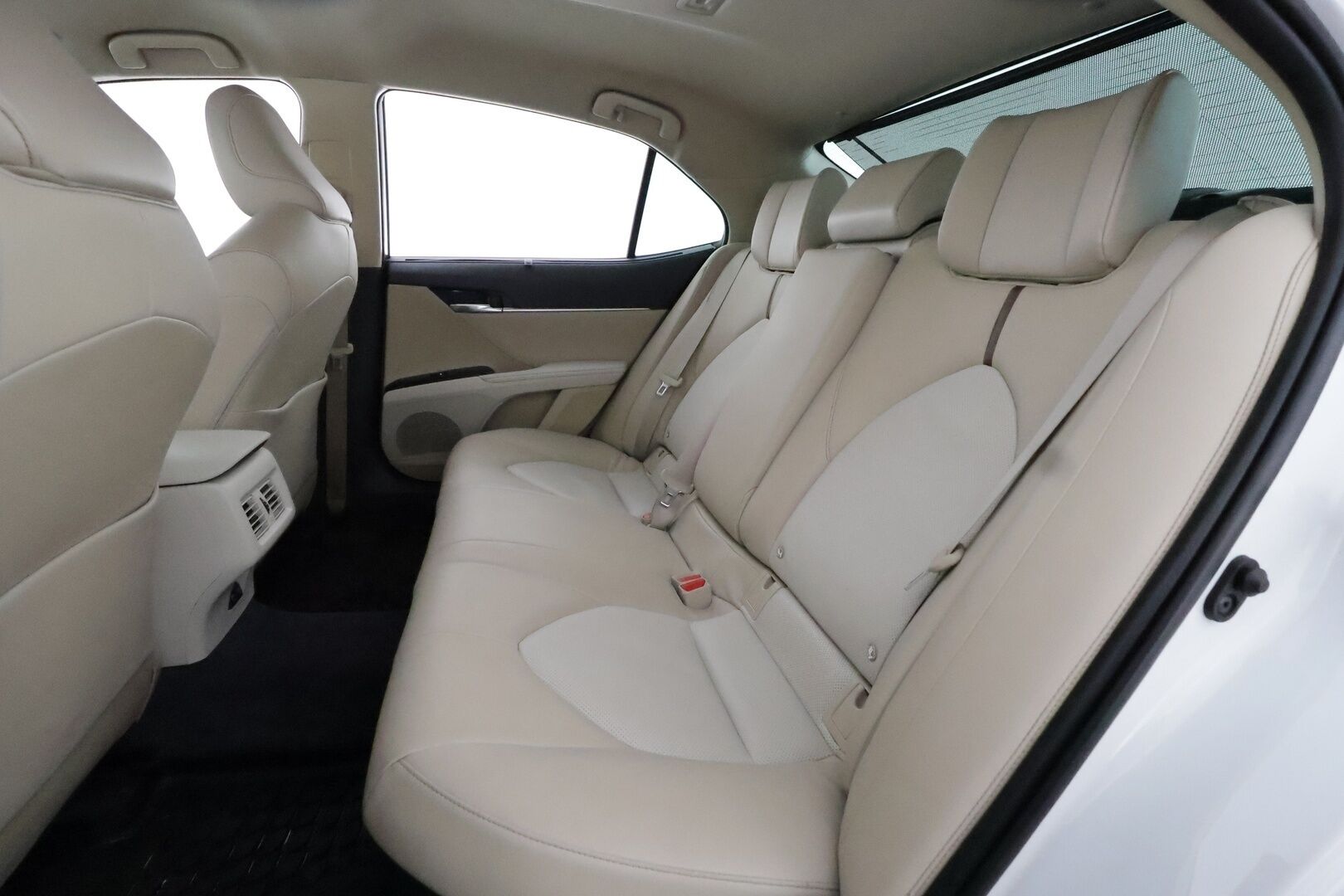 Toyota Camry 2020 2,5 Hybrid Premium **Webasto / HUD / ACC / JBL / LED / P.kamera / Nahkaverhoilu / Kaistavahti / Navi / KeylessGO - Huippu varusteet! / Kahdet Renkaat Toyotan alumiinivantein! / Suomi-auto