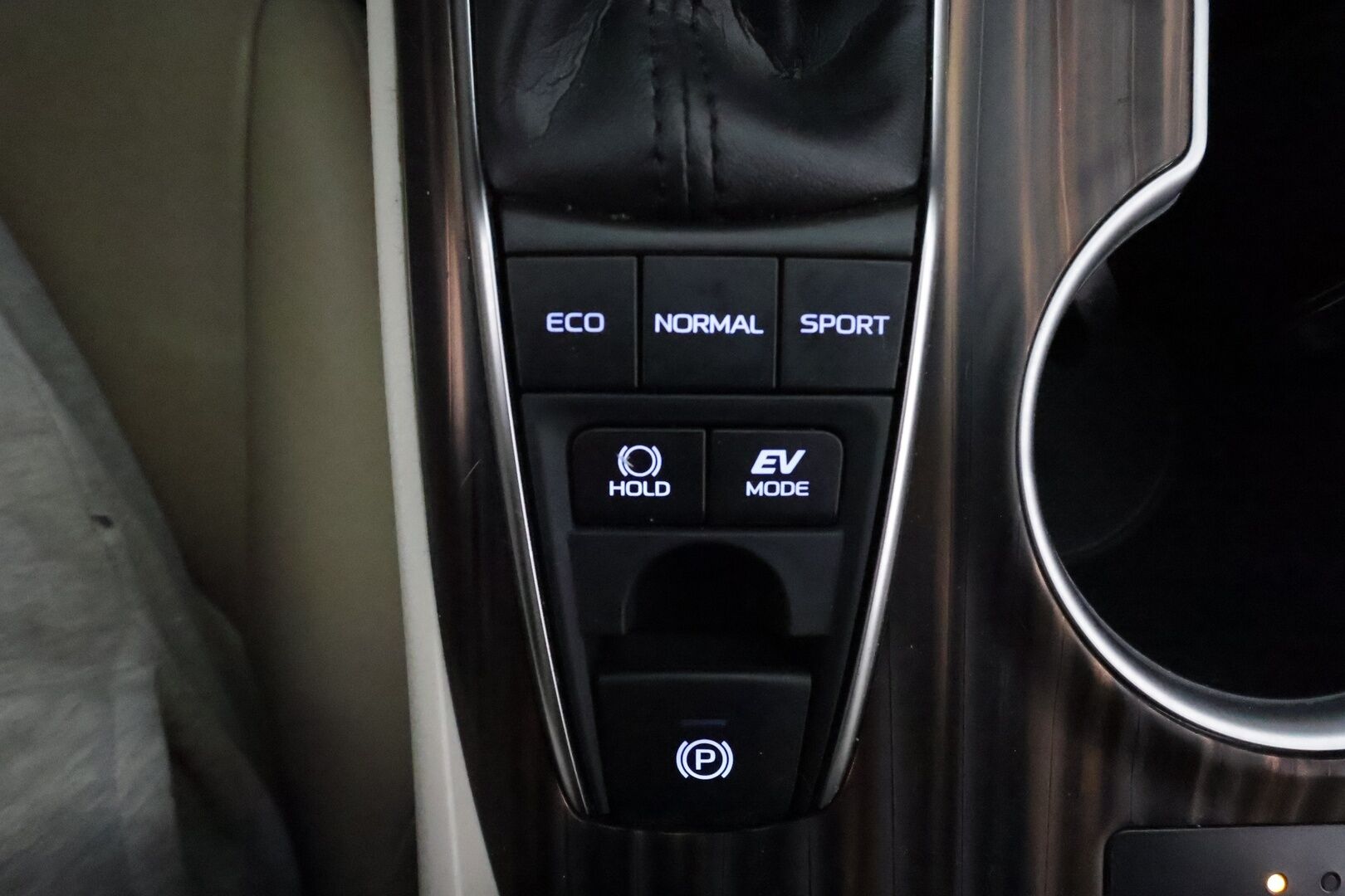Toyota Camry 2020 2,5 Hybrid Premium **HUD / ACC / JBL / LED / P.kamera / Nahkaverhoilu / Kaistavahti / Navi / KeylessGO - Suomi-auto / Kahdet Renkaat
