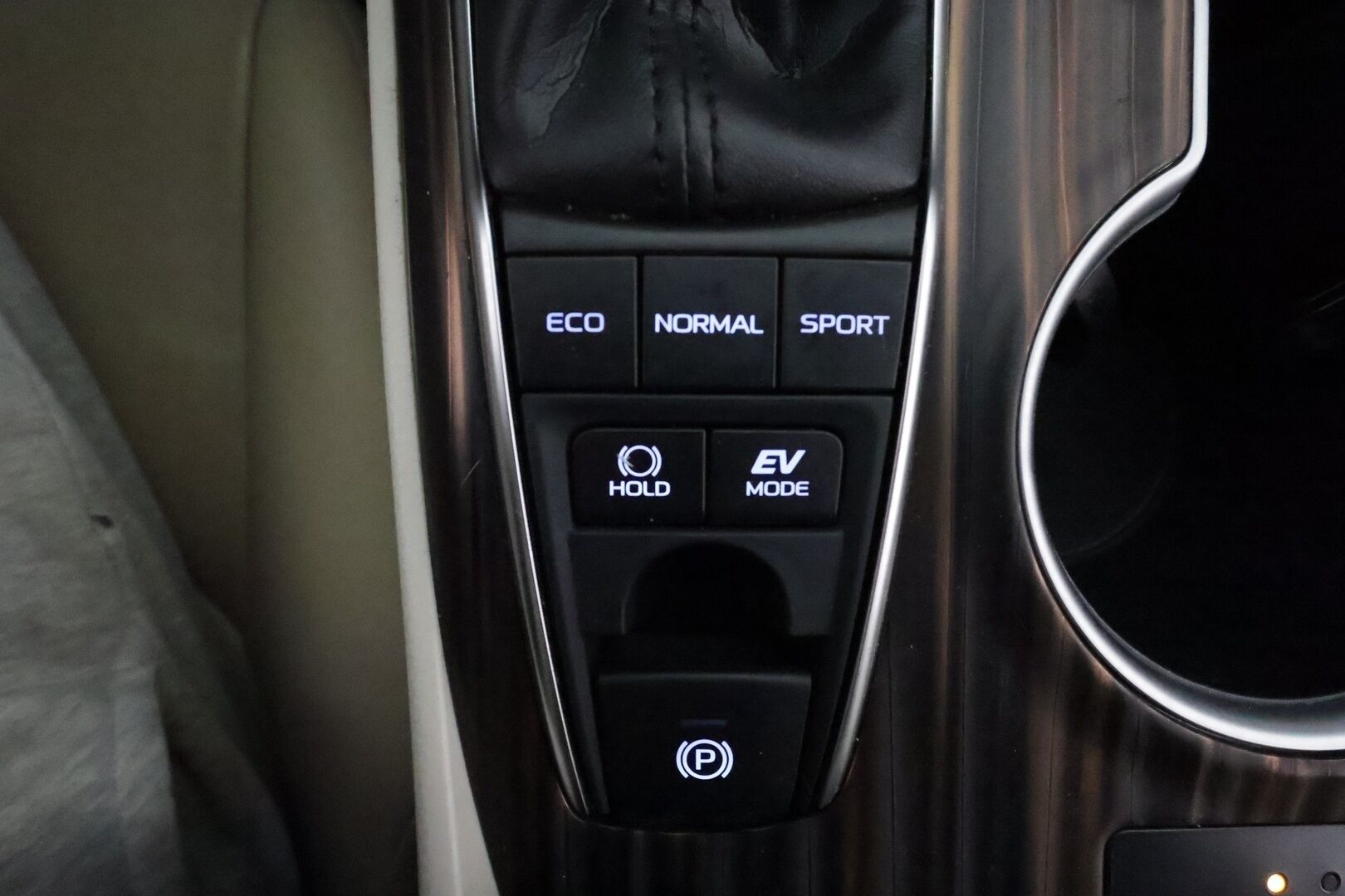 Toyota Camry 2020 2,5 Hybrid Premium **Webasto / HUD / ACC / JBL / LED / P.kamera / Nahkaverhoilu / Kaistavahti / Navi / KeylessGO - Huippu varusteet! / Kahdet Renkaat Toyotan alumiinivantein! / Suomi-auto