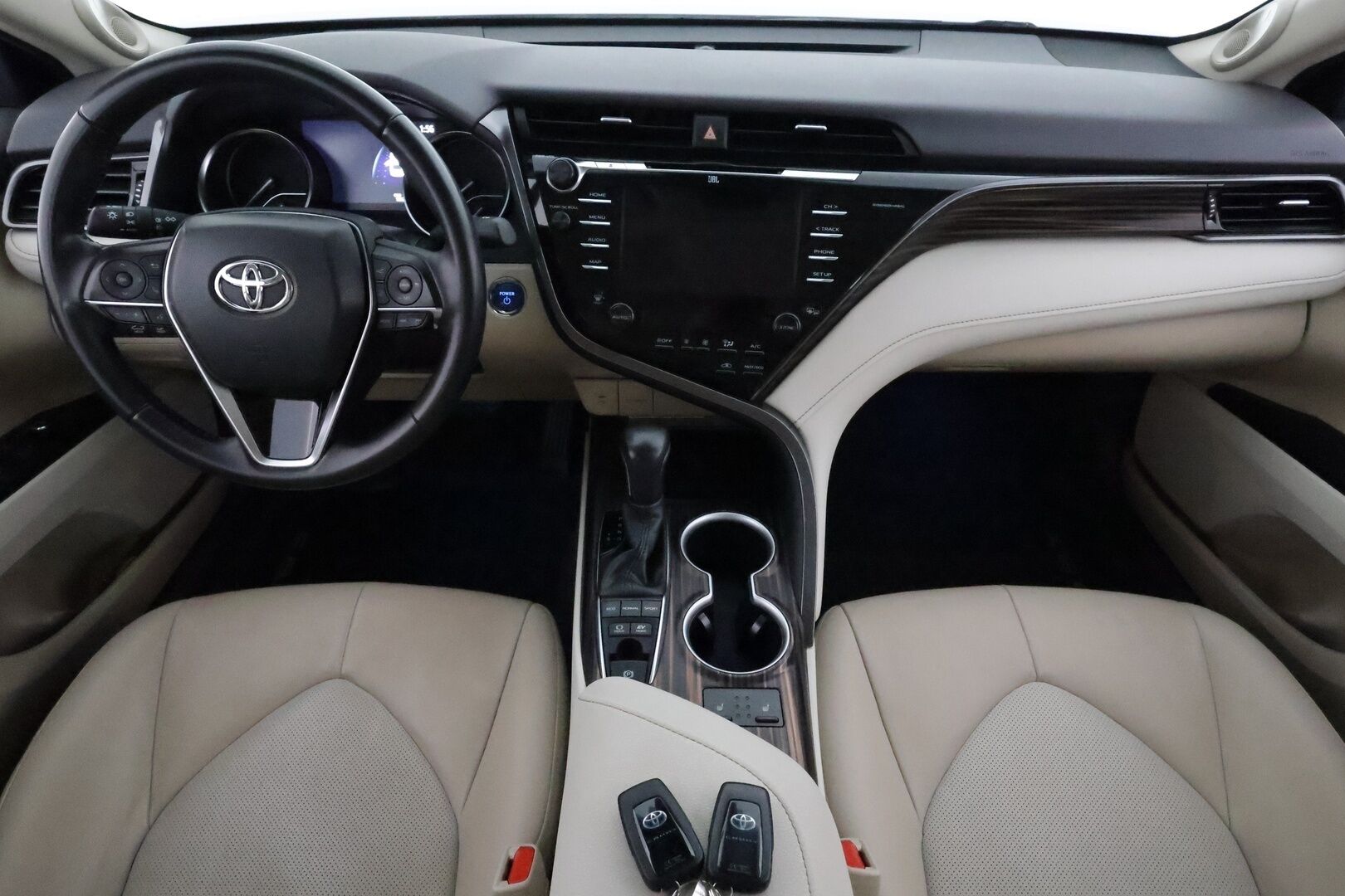 Toyota Camry 2020 2,5 Hybrid Premium **Webasto / HUD / ACC / JBL / LED / P.kamera / Nahkaverhoilu / Kaistavahti / Navi / KeylessGO - Huippu varusteet! / Kahdet Renkaat Toyotan alumiinivantein! / Suomi-auto