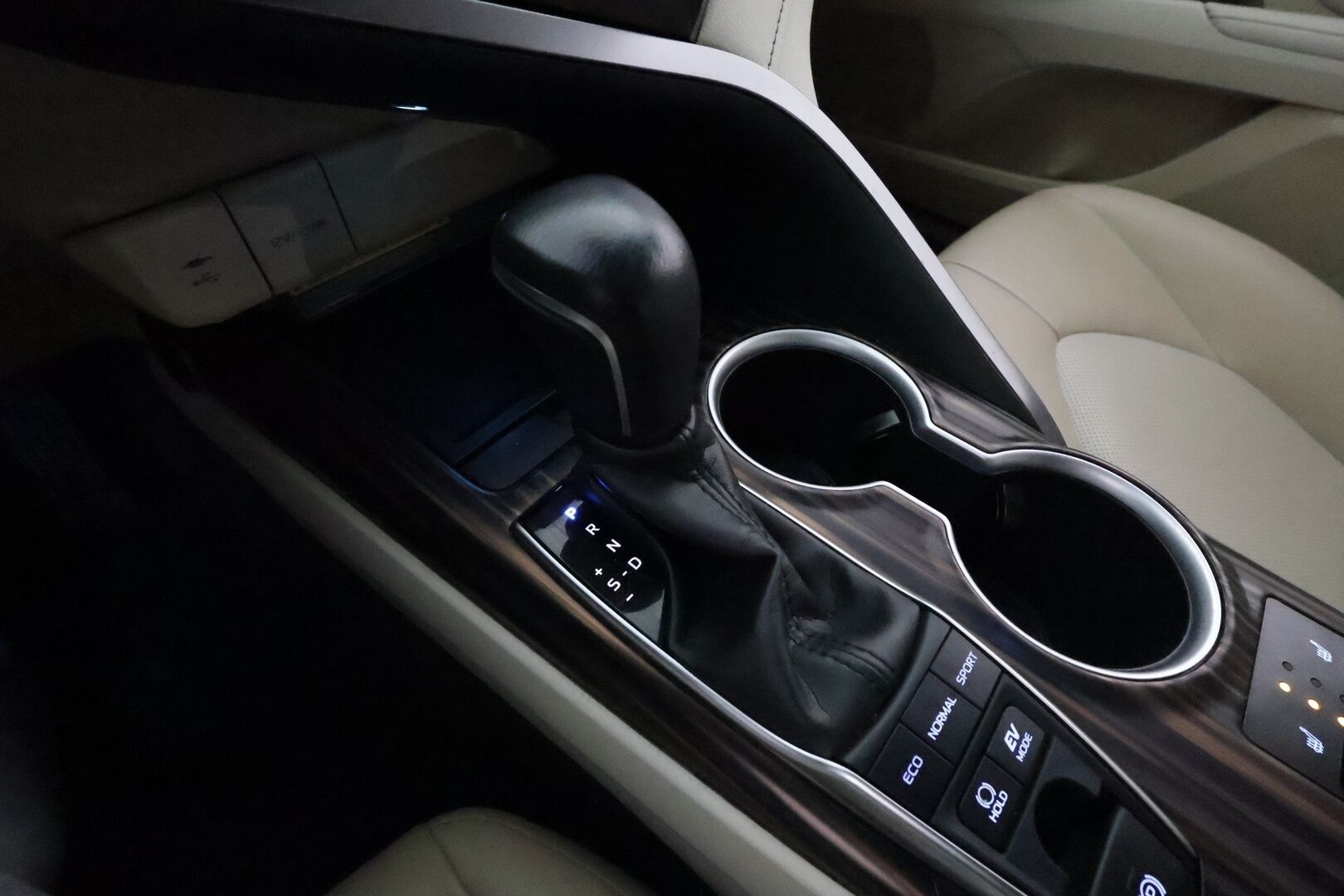 Toyota Camry 2020 2,5 Hybrid Premium **Webasto / HUD / ACC / JBL / LED / P.kamera / Nahkaverhoilu / Kaistavahti / Navi / KeylessGO - Huippu varusteet! / Kahdet Renkaat Toyotan alumiinivantein! / Suomi-auto