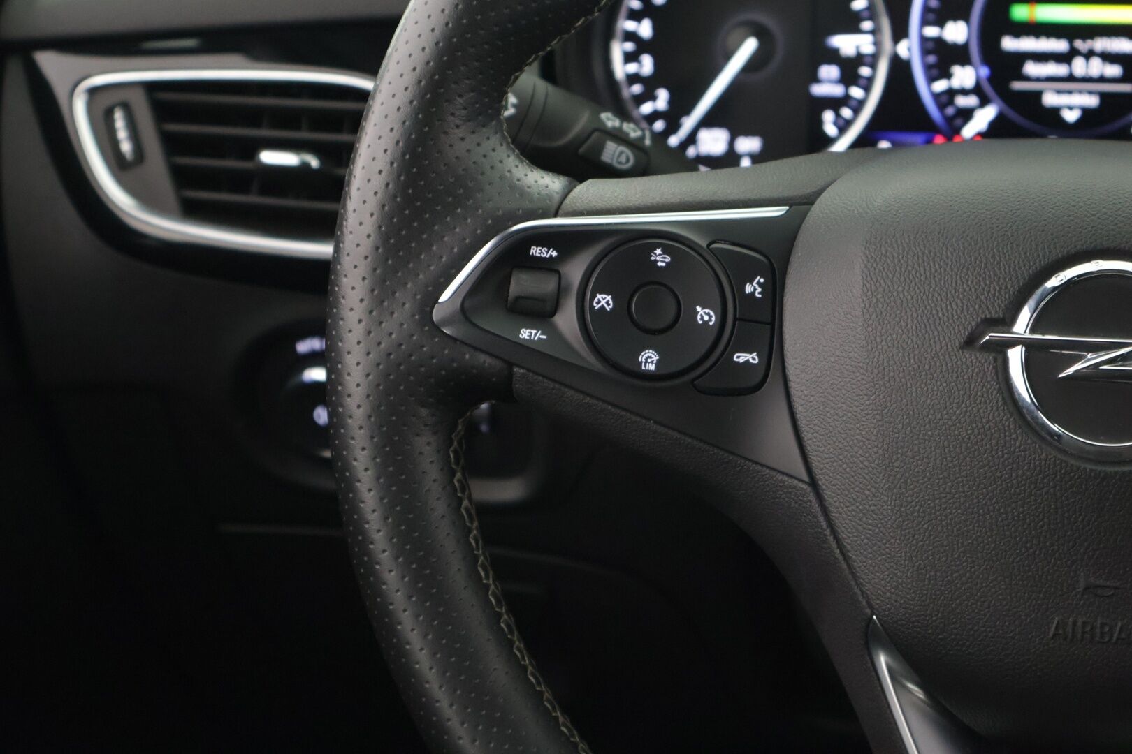 Opel Astra 2020 5-ov Innovation Plus 145 Turbo A - *2-Omistaja / Merkkihuollettu / Peruutuskamera / Keyless / Carplay / Ratinlämmitin / Adaptiivinen Vakionopeudensäädin *