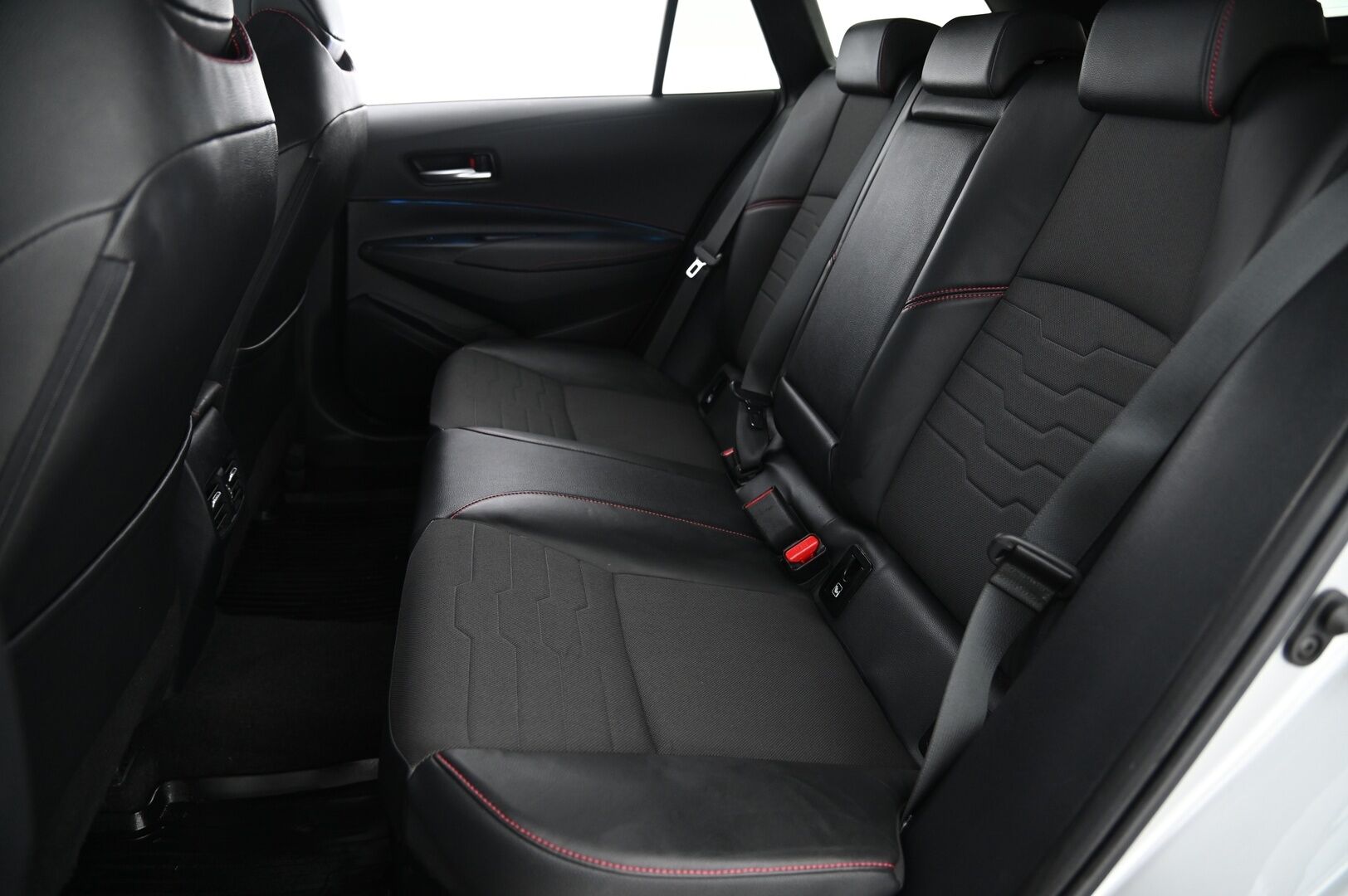 Toyota Corolla 2019 Touring Sports 2,0 Hybrid Style *2.Om. Suomi-Auto / Merkkiliikkeen huoltokirja / Navi / P-Kamera / Tutkat - *Juuri saapunut! / Vakkari / Nahka-Alcantara / Ratinlämmitys / S-luukku / 2X Renkaat