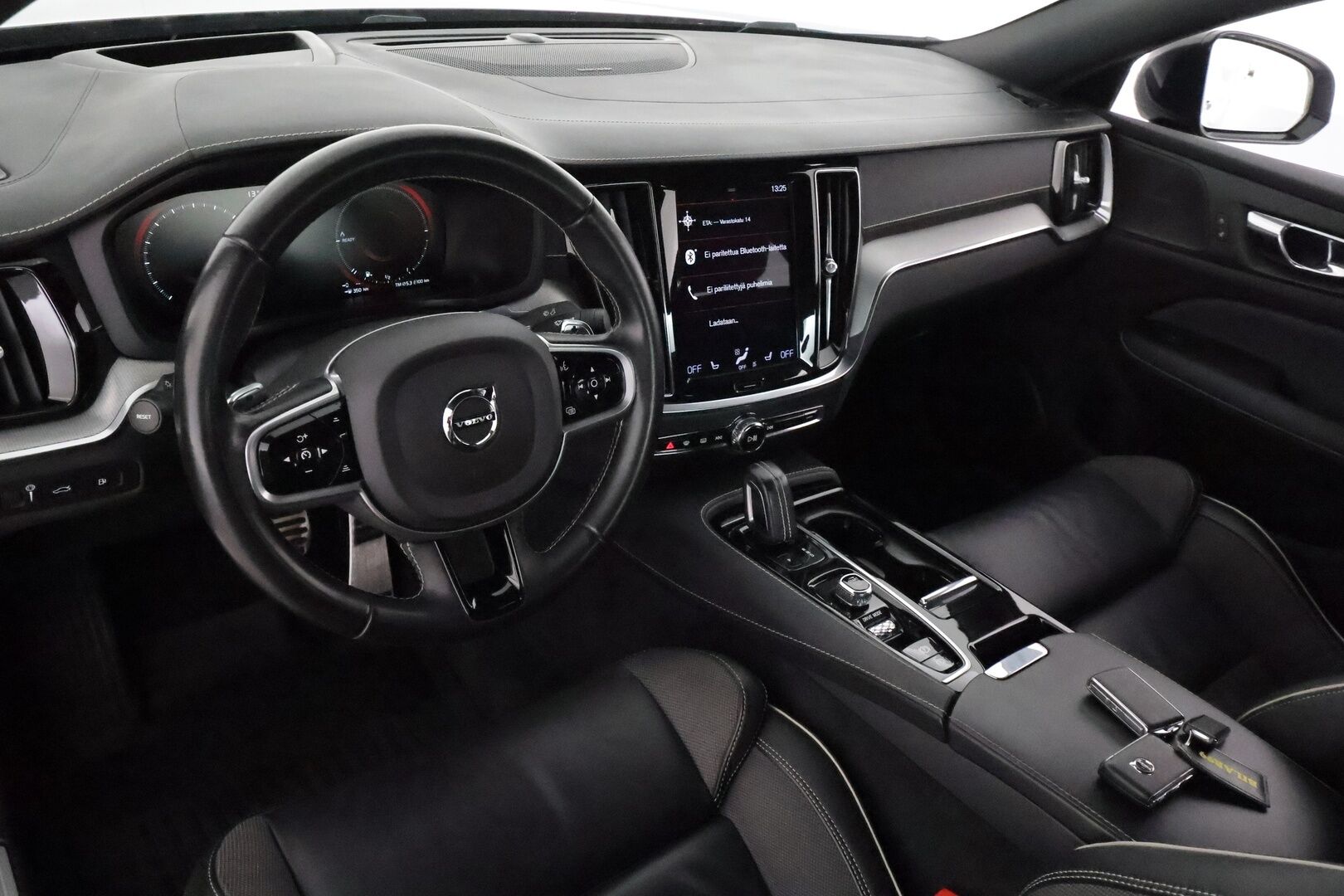 Volvo S60 2020 T8 TwE AWD Polestar Enginered aut **Adapt.vakkari / HUD / H&K / Muistipenkki / 360° / Full LED** - 3,99 % KORKOTARJOUS TÄHÄN AUTOON 31.8. ASTI! - 1.Om Suomi-auto / Merkkihuollettu / Kahdet renkaat aluvanteilla / Sporttipenkit / Penkinlämmittimet takana / BLIS / KeylessGo