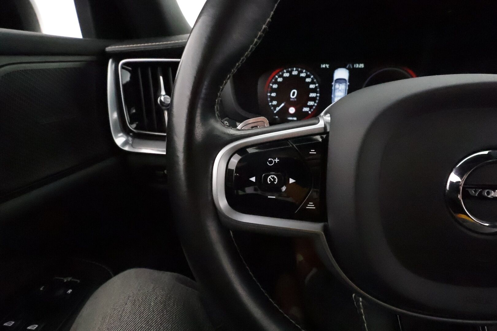 Volvo S60 2020 T8 TwE AWD Polestar Enginered aut **Adapt.vakkari / HUD / H&K / Muistipenkki / 360° / Full LED** - 3,99 % KORKOTARJOUS TÄHÄN AUTOON 31.8. ASTI! - 1.Om Suomi-auto / Merkkihuollettu / Kahdet renkaat aluvanteilla / Sporttipenkit / Penkinlämmittimet takana / BLIS / KeylessGo