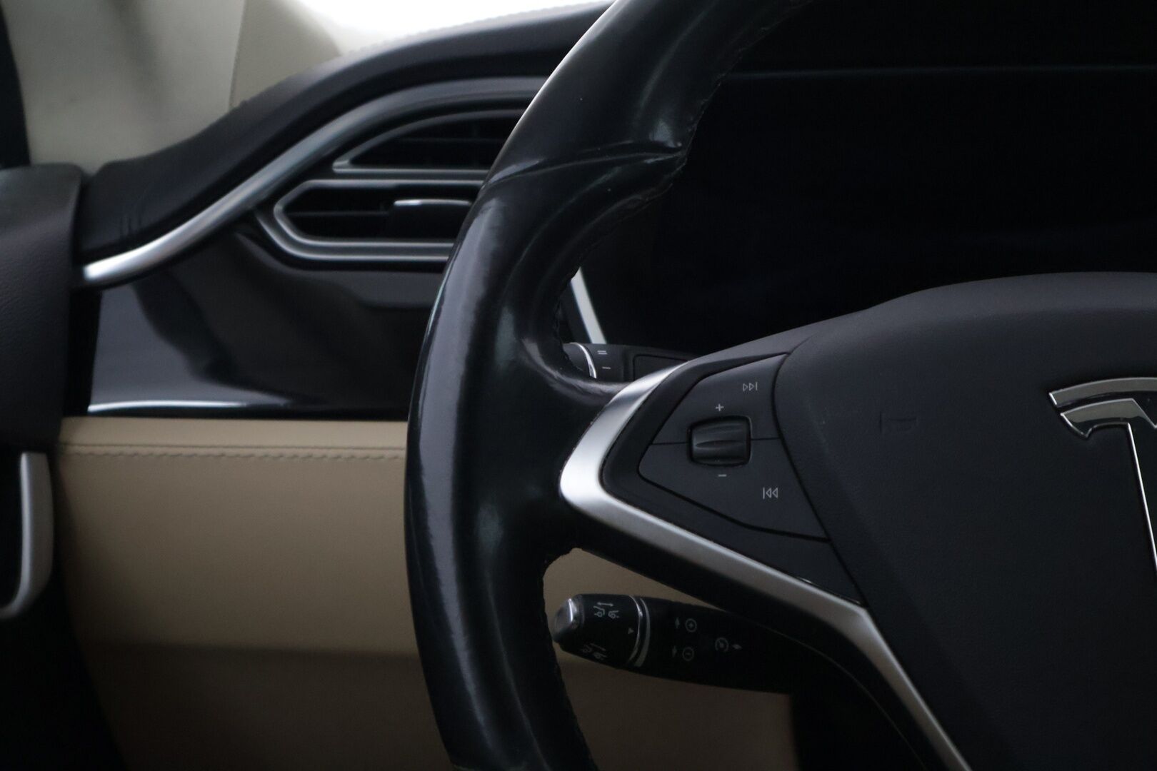 Tesla Model S 2014 Model S * MYYDÄÄN HUUTOKAUPOISSA * - Hieno yksilö eniten tarjoavalle! ILMAISET SUPERIT!!