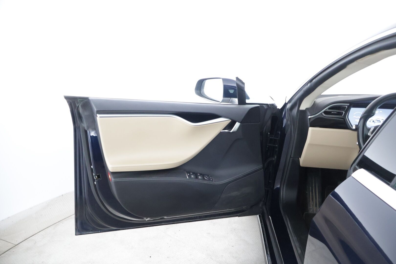 Tesla Model S 2014 Model S * MYYDÄÄN HUUTOKAUPOISSA * - Hieno yksilö eniten tarjoavalle! ILMAISET SUPERIT!!