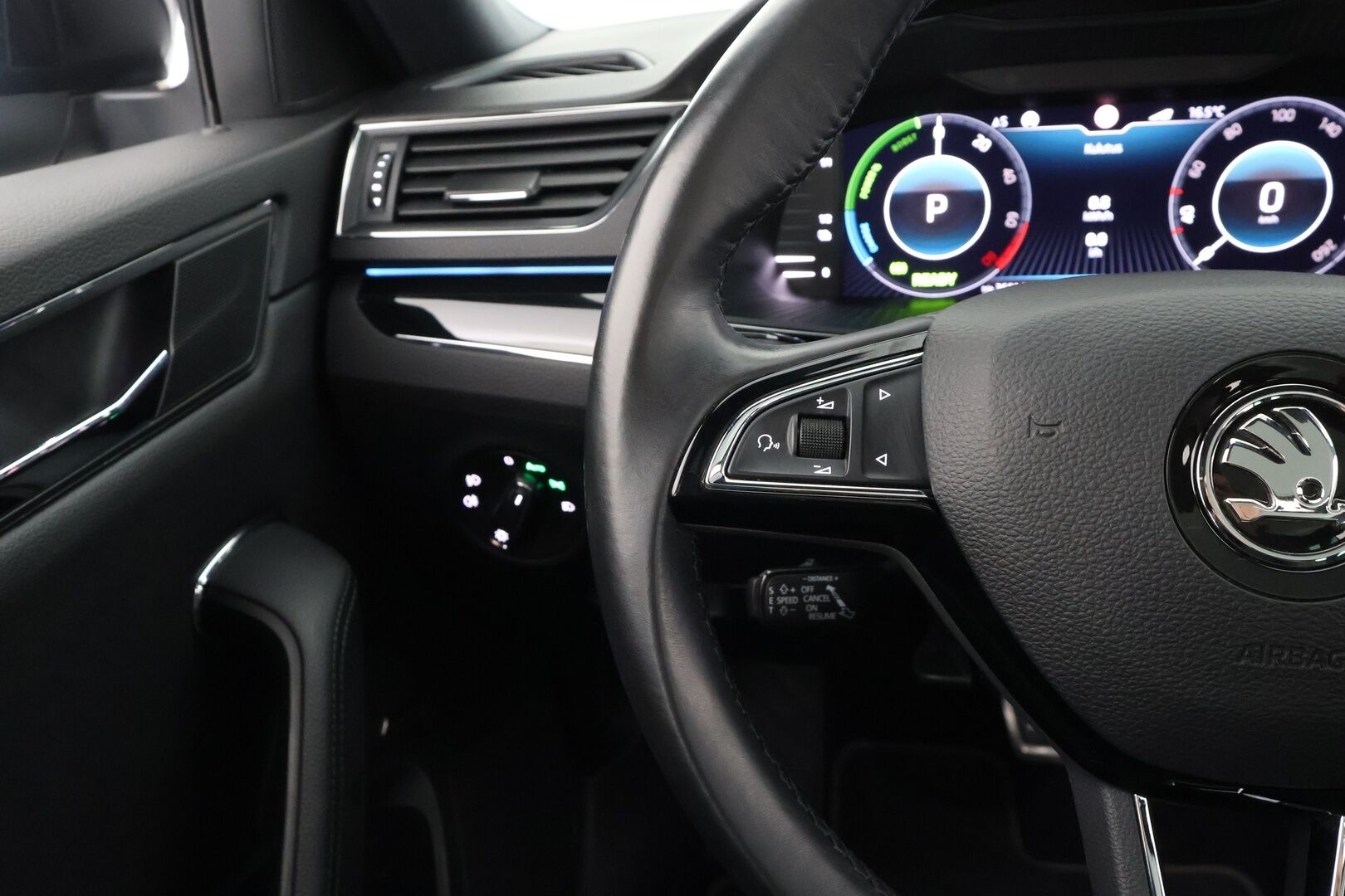 Skoda Superb 2020 Combi 1,4 TSI PHEV L&K iV DSG **Panorama / Adapt.Vakkari / Matrix-LED / 360° / Hierova Muistipenkki / Webasto / Navi** - Suomi-auto / 2x Latauskaapelit / Kahdet Renkaat