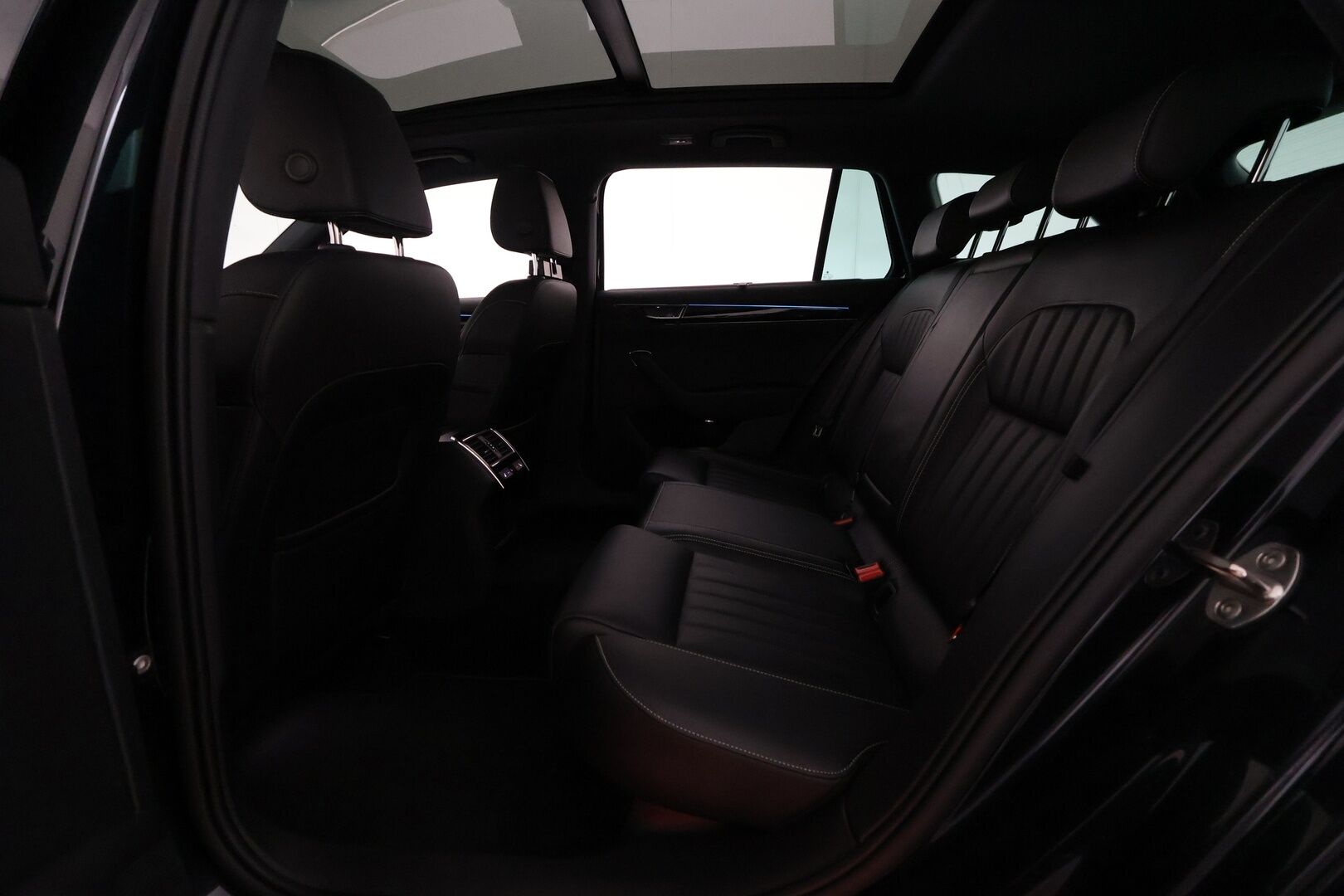 Skoda Superb 2020 Combi 1,4 TSI PHEV L&K iV DSG **Panorama / Adapt.Vakkari / Matrix-LED / 360° / Hierova Muistipenkki / Webasto / Navi** - Suomi-auto / 2x Latauskaapelit / Kahdet Renkaat