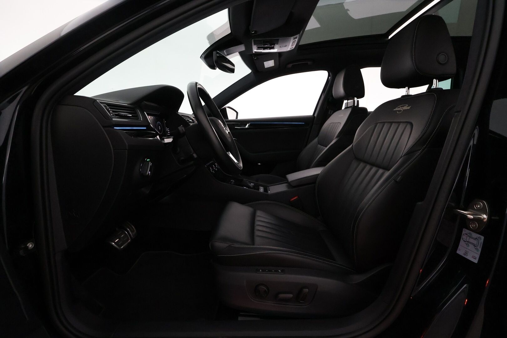 Skoda Superb 2020 Combi 1,4 TSI PHEV L&K iV DSG **Panorama / Adapt.Vakkari / Matrix-LED / 360° / Hierova Muistipenkki / Webasto / Navi** - Suomi-auto / 2x Latauskaapelit / Kahdet Renkaat