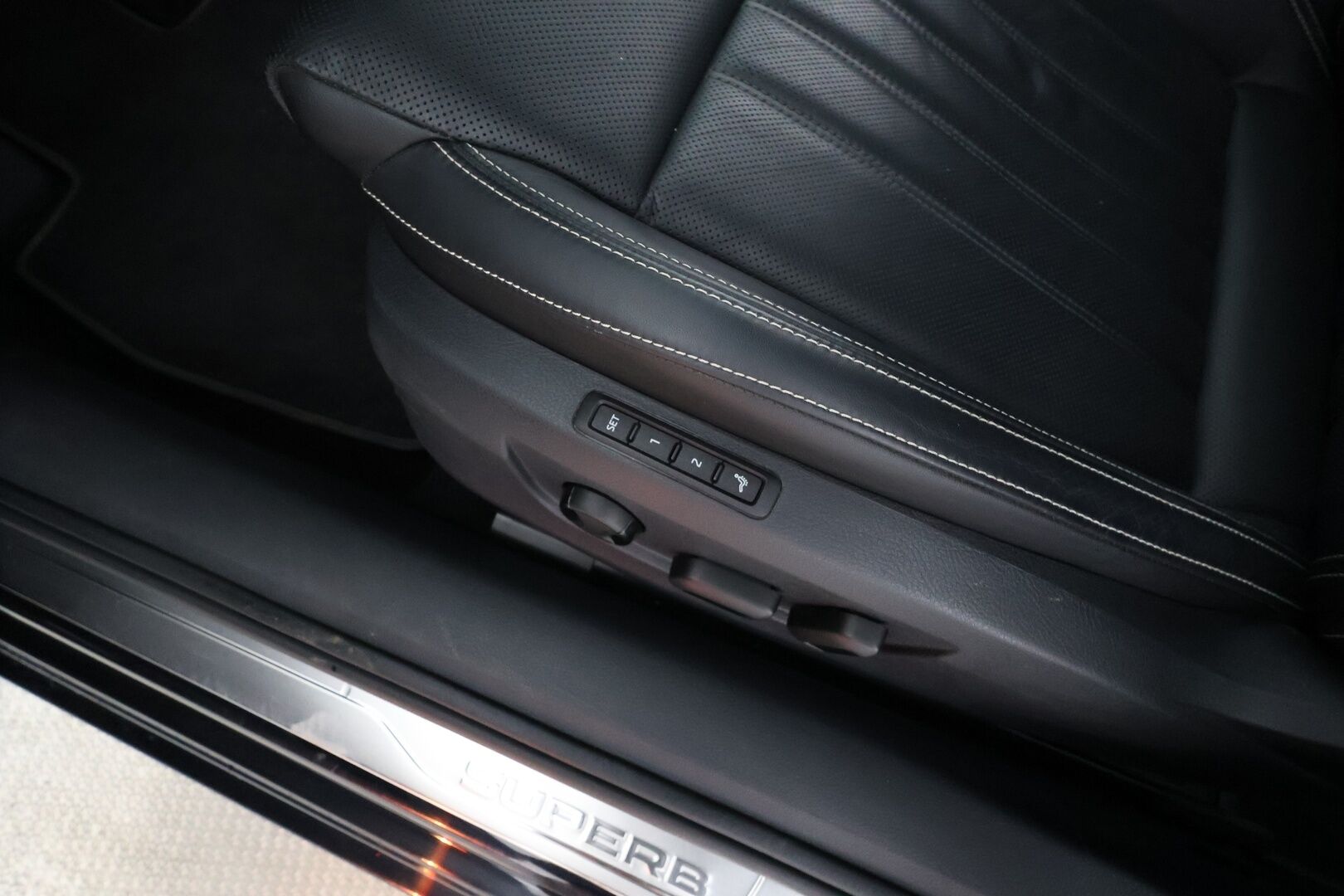 Skoda Superb 2020 Combi 1,4 TSI PHEV L&K iV DSG **Panorama / Adapt.Vakkari / Matrix-LED / 360° / Hierova Muistipenkki / Webasto / Navi** - Suomi-auto / 2x Latauskaapelit / Kahdet Renkaat