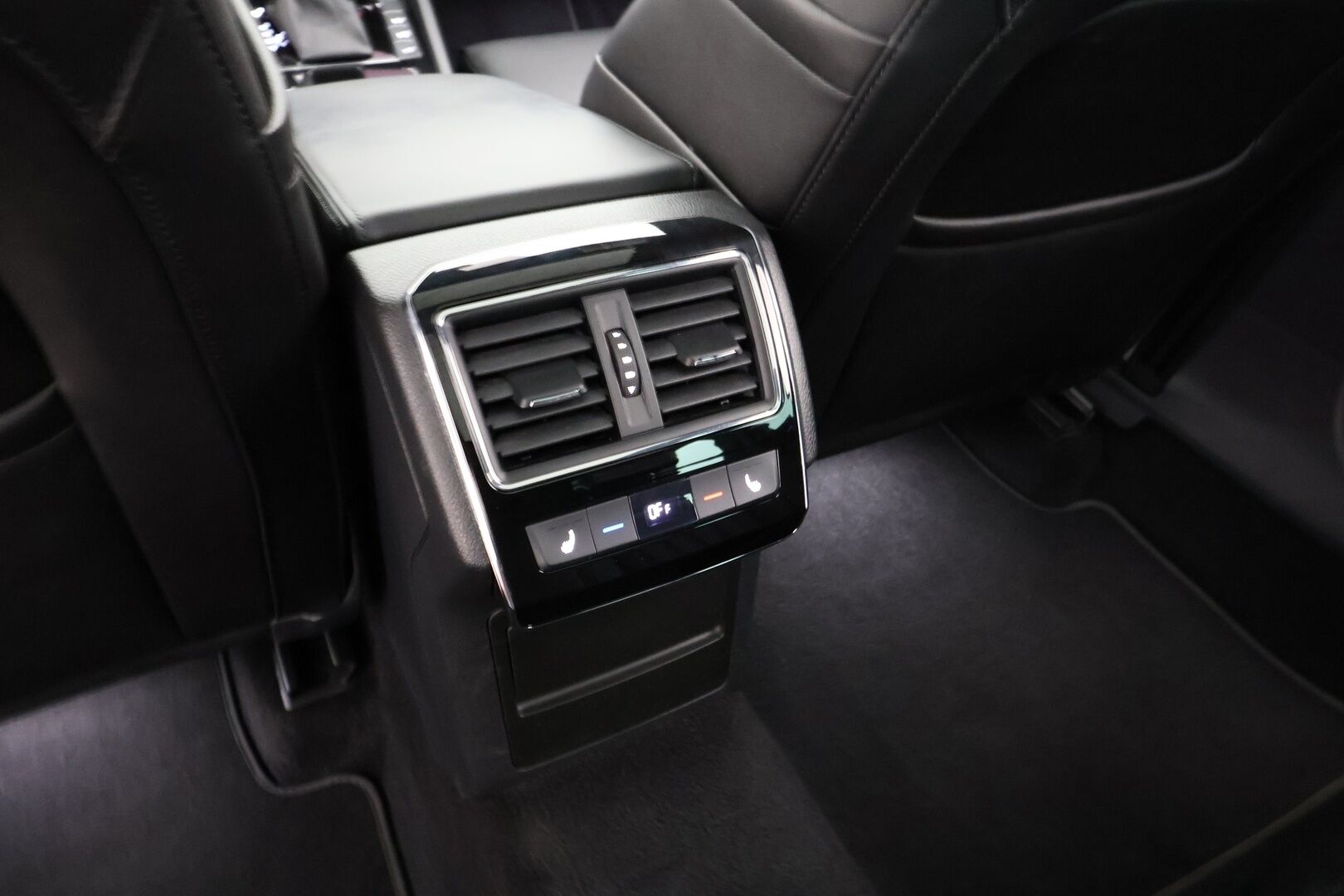 Skoda Superb 2020 Combi 1,4 TSI PHEV L&K iV DSG **Panorama / Adapt.Vakkari / Matrix-LED / 360° / Hierova Muistipenkki / Webasto / Navi** - Suomi-auto / 2x Latauskaapelit / Kahdet Renkaat