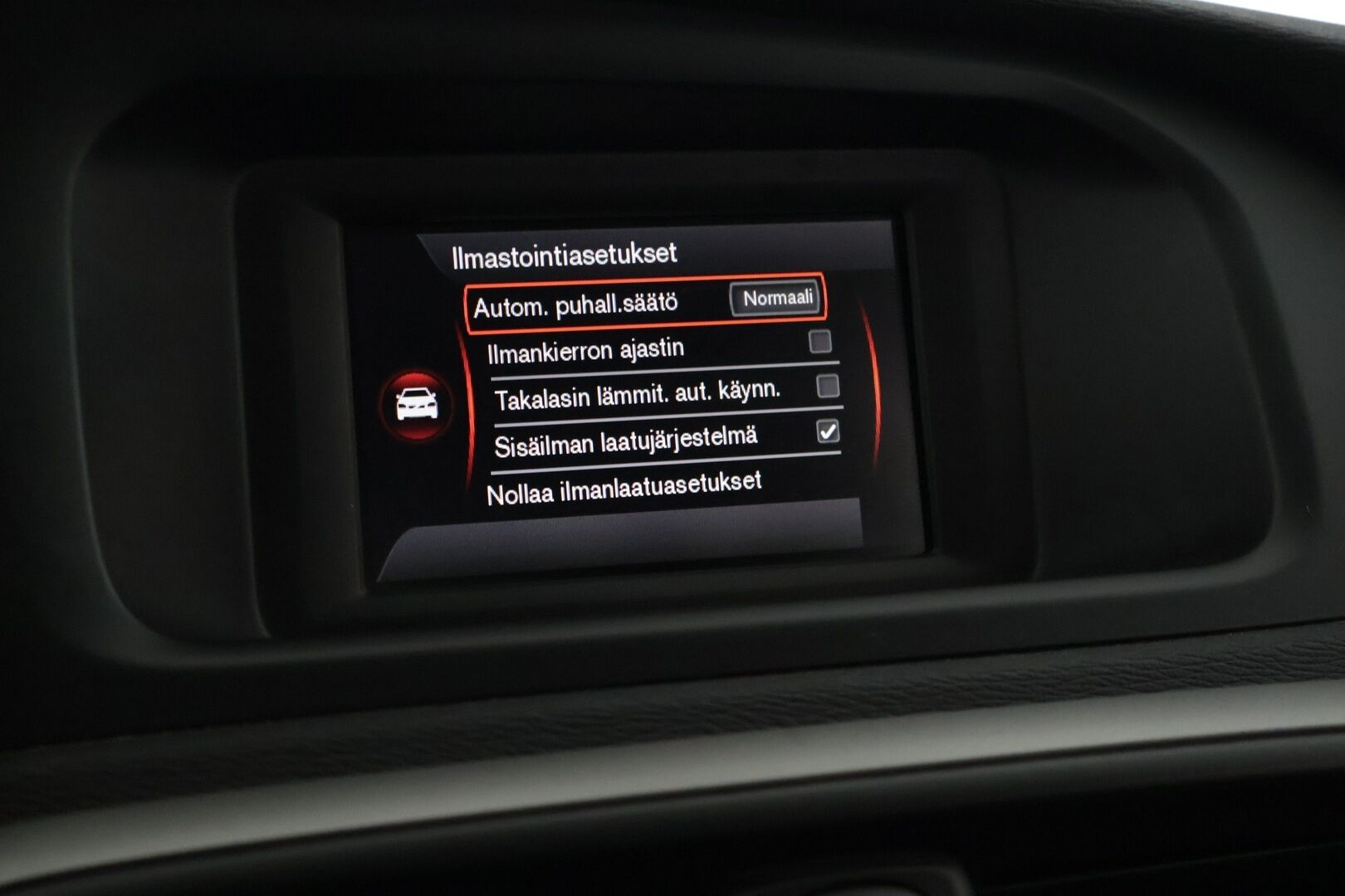 Volvo V40 2017 T3 Business aut * Webasto / Tutkat takana / Vetokoukku * - Upea huoltohistoria / Kummatkin renkaat ajokuntoiset / Maalipinta siisti! *