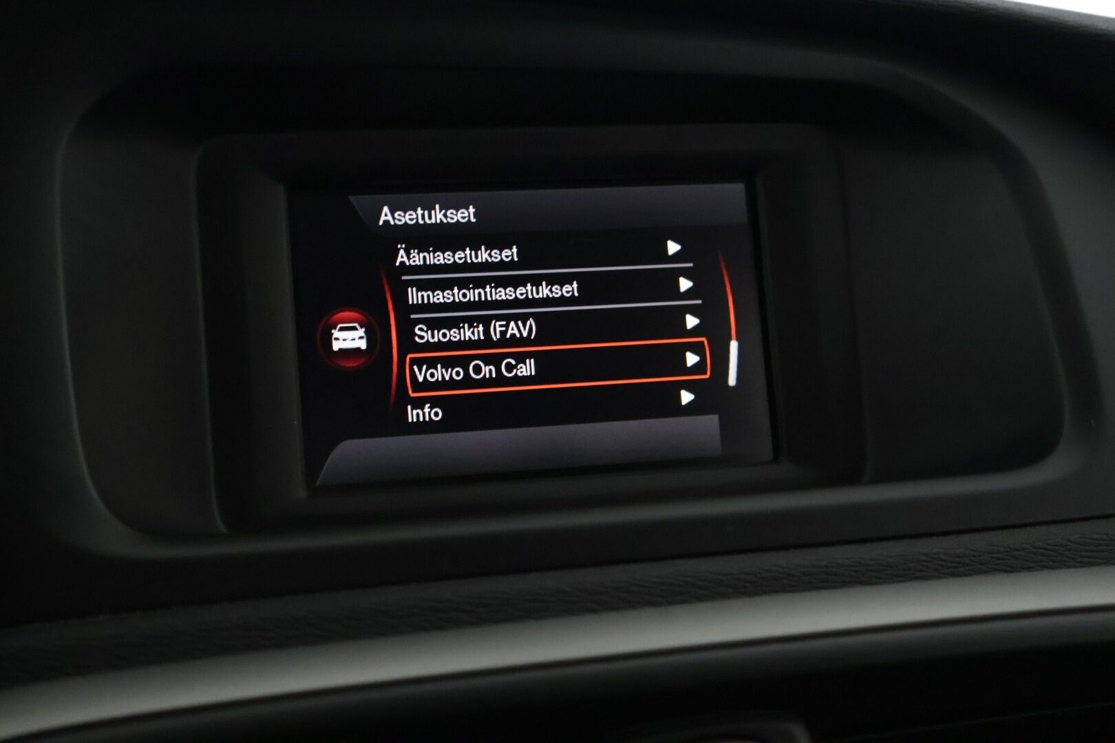 Volvo V40 2017 T3 Business aut * Webasto / Tutkat takana / Vetokoukku * - Upea huoltohistoria / Kummatkin renkaat ajokuntoiset / Maalipinta siisti! *