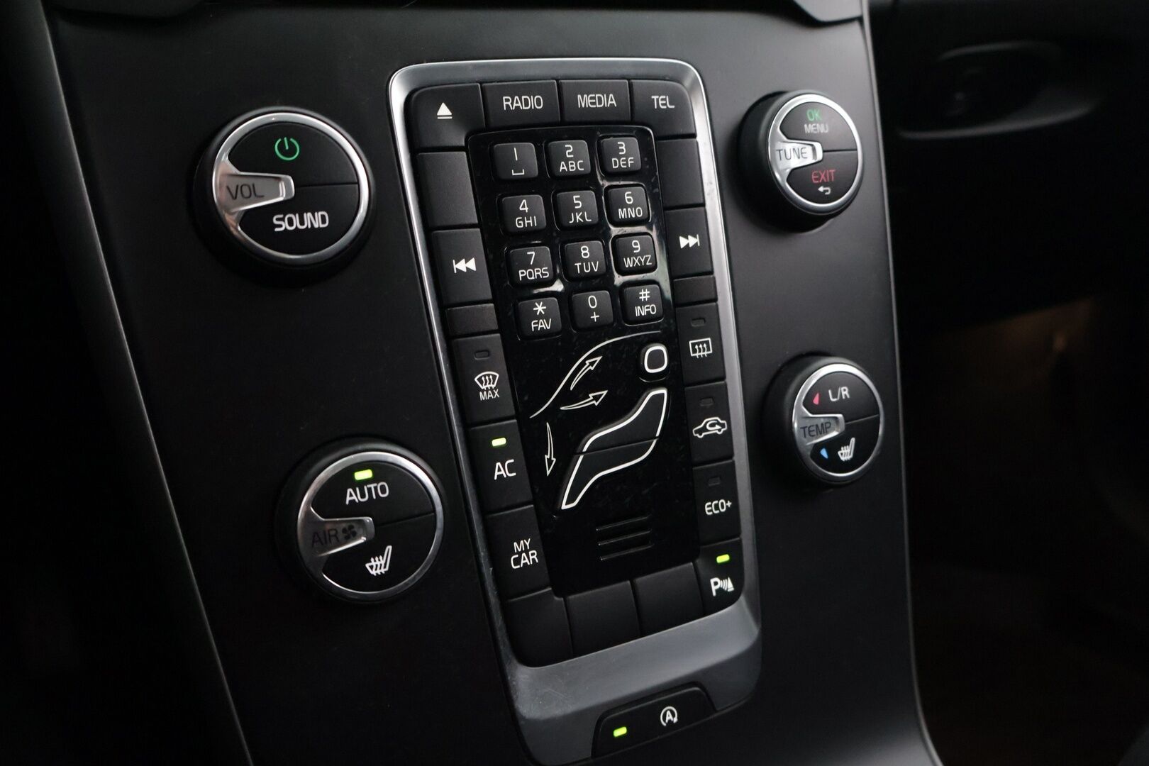 Volvo V40 2017 T3 Business aut * Webasto / Tutkat takana / Vetokoukku * - Upea huoltohistoria / Kummatkin renkaat ajokuntoiset / Maalipinta siisti! *