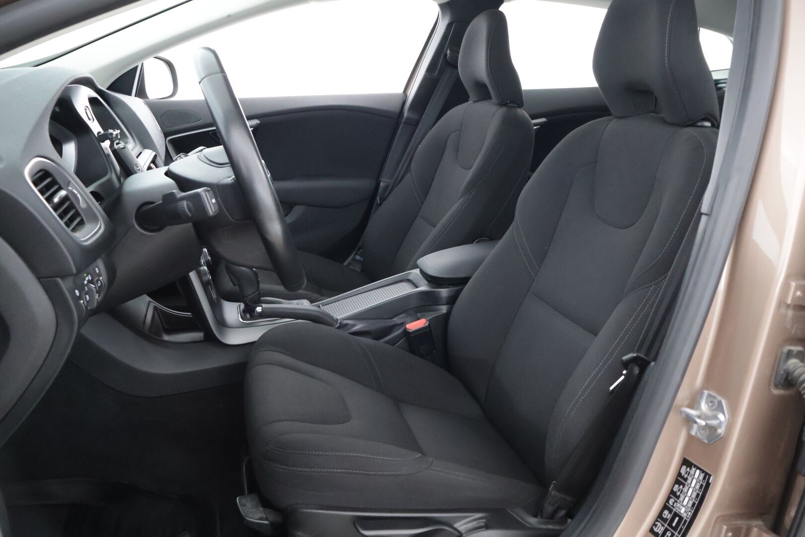 Volvo V40 2017 T3 Business aut * Webasto / Tutkat takana / Vetokoukku * - Upea huoltohistoria / Kummatkin renkaat ajokuntoiset / Maalipinta siisti! *