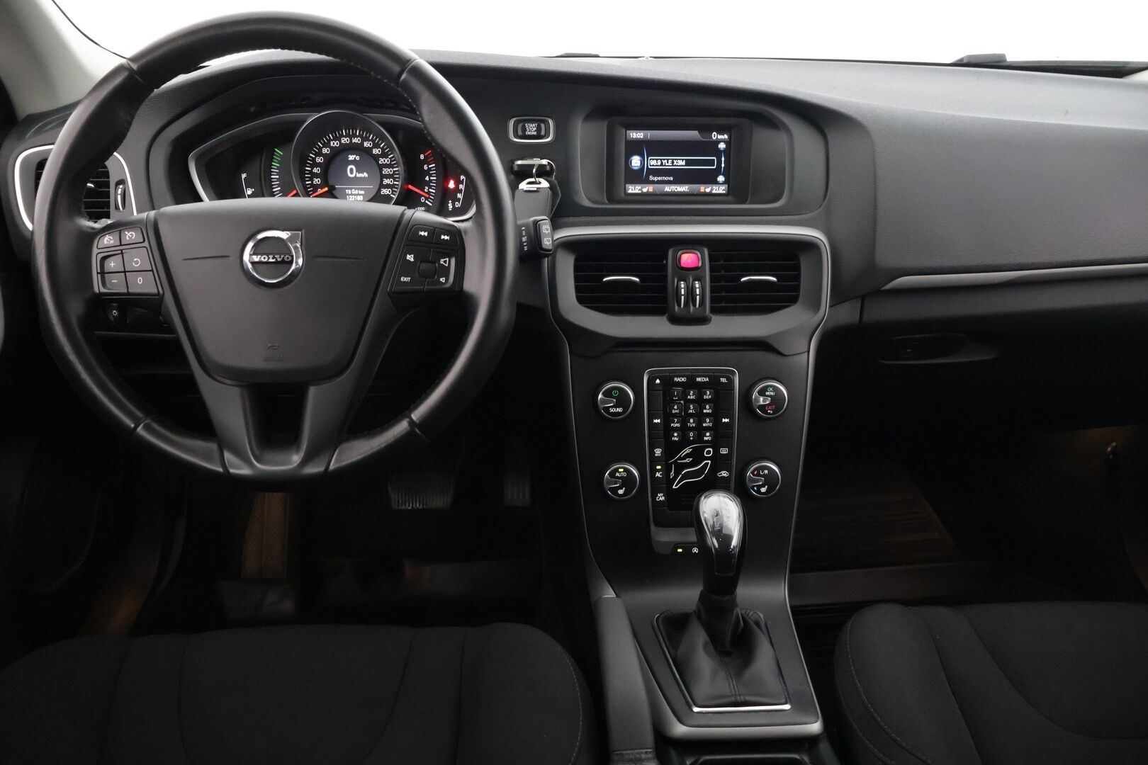 Volvo V40 2017 T3 Business aut * Webasto / Tutkat takana / Vetokoukku * - Upea huoltohistoria / Kummatkin renkaat ajokuntoiset / Maalipinta siisti! *