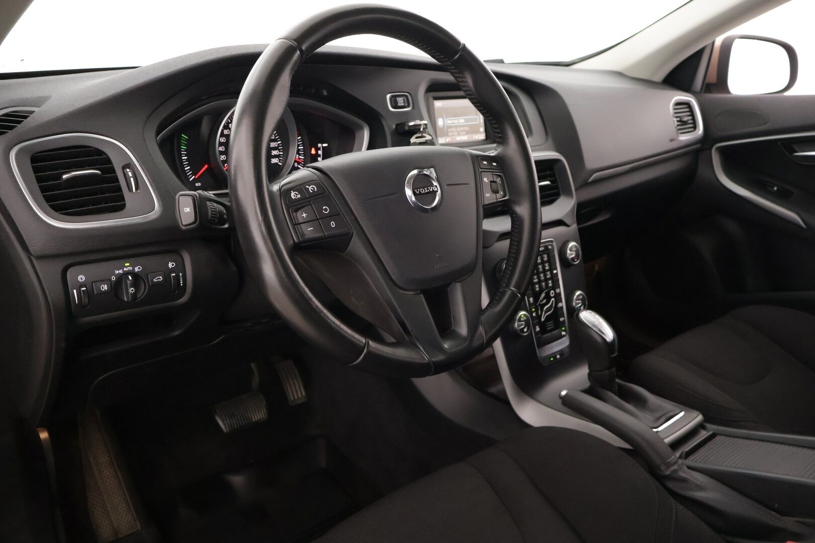 Volvo V40 2017 T3 Business aut * Webasto / Tutkat takana / Vetokoukku * - Upea huoltohistoria / Kummatkin renkaat ajokuntoiset / Maalipinta siisti! *