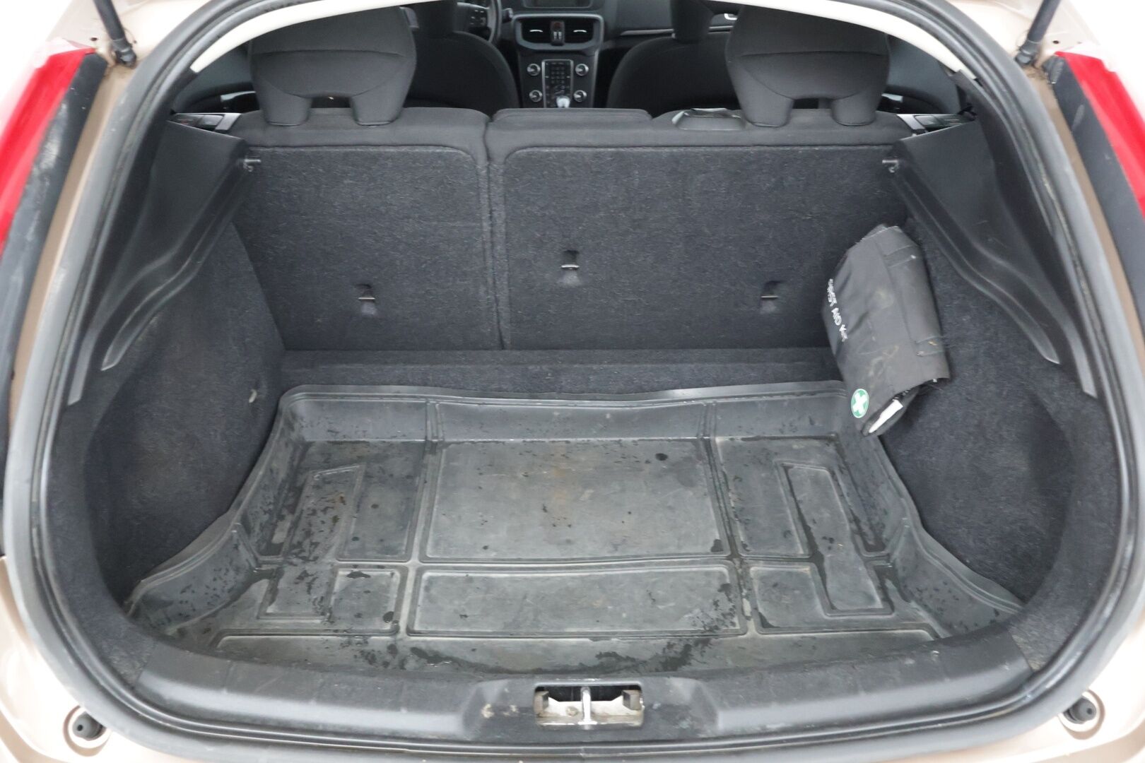 Volvo V40 2017 T3 Business aut * Webasto / Tutkat takana / Vetokoukku * - Upea huoltohistoria / Kummatkin renkaat ajokuntoiset / Maalipinta siisti! *