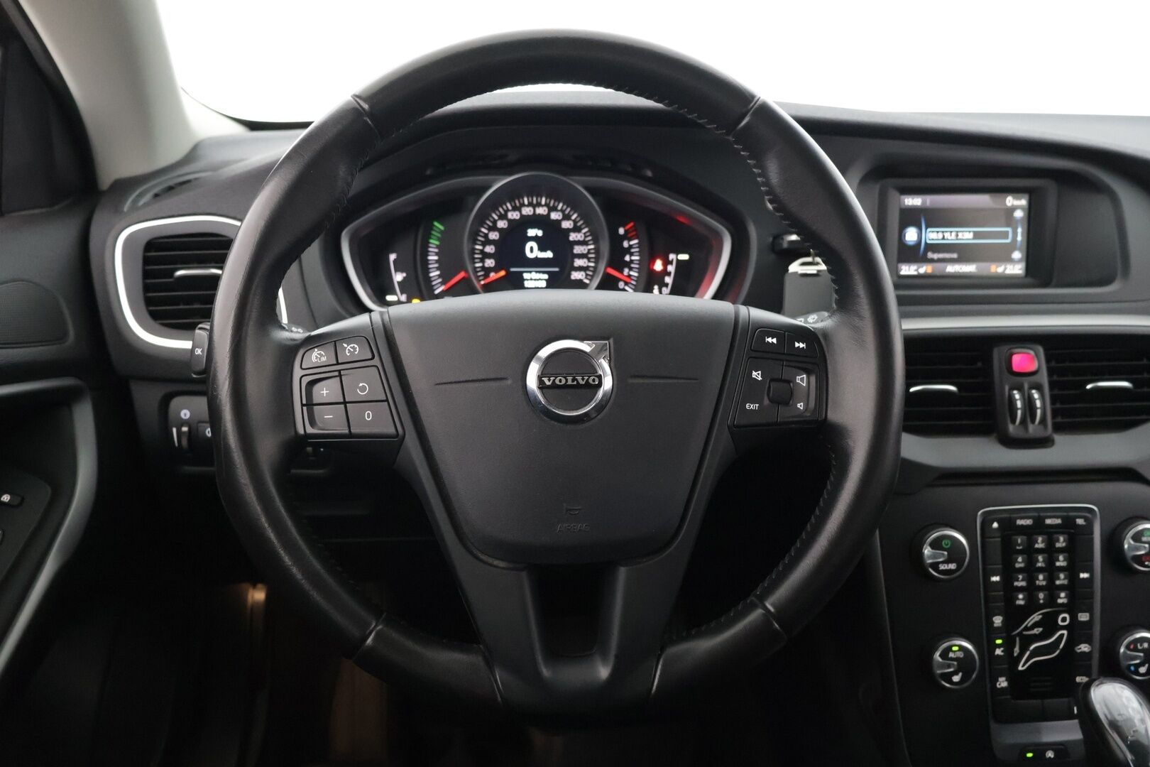 Volvo V40 2017 T3 Business aut * Webasto / Tutkat takana / Vetokoukku * - Upea huoltohistoria / Kummatkin renkaat ajokuntoiset / Maalipinta siisti! *