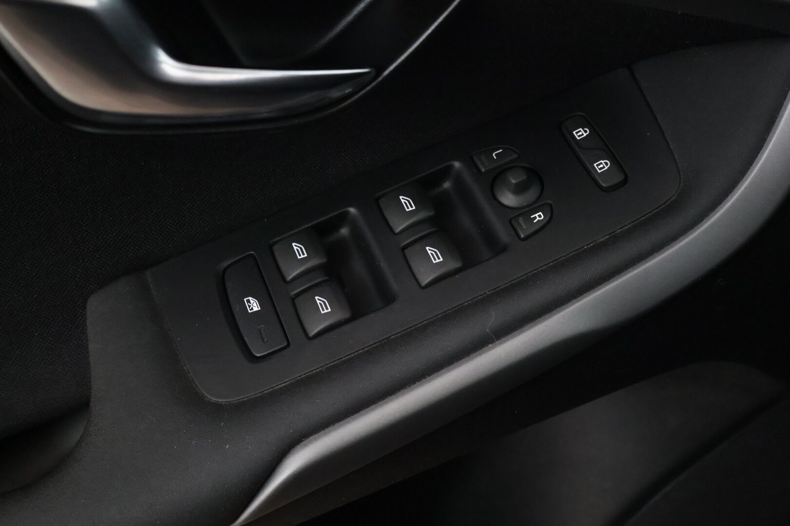 Volvo V40 2017 T3 Business aut * Webasto / Tutkat takana / Vetokoukku * - Upea huoltohistoria / Kummatkin renkaat ajokuntoiset / Maalipinta siisti! *