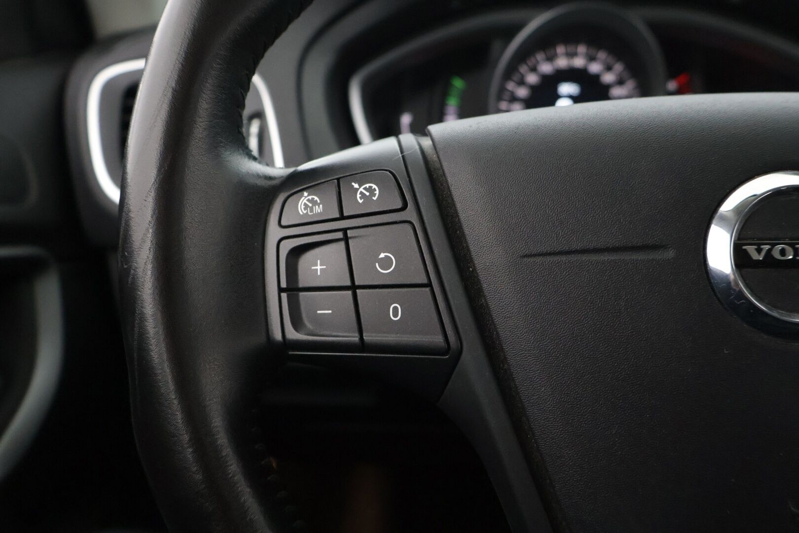 Volvo V40 2017 T3 Business aut * Webasto / Tutkat takana / Vetokoukku * - Upea huoltohistoria / Kummatkin renkaat ajokuntoiset / Maalipinta siisti! *