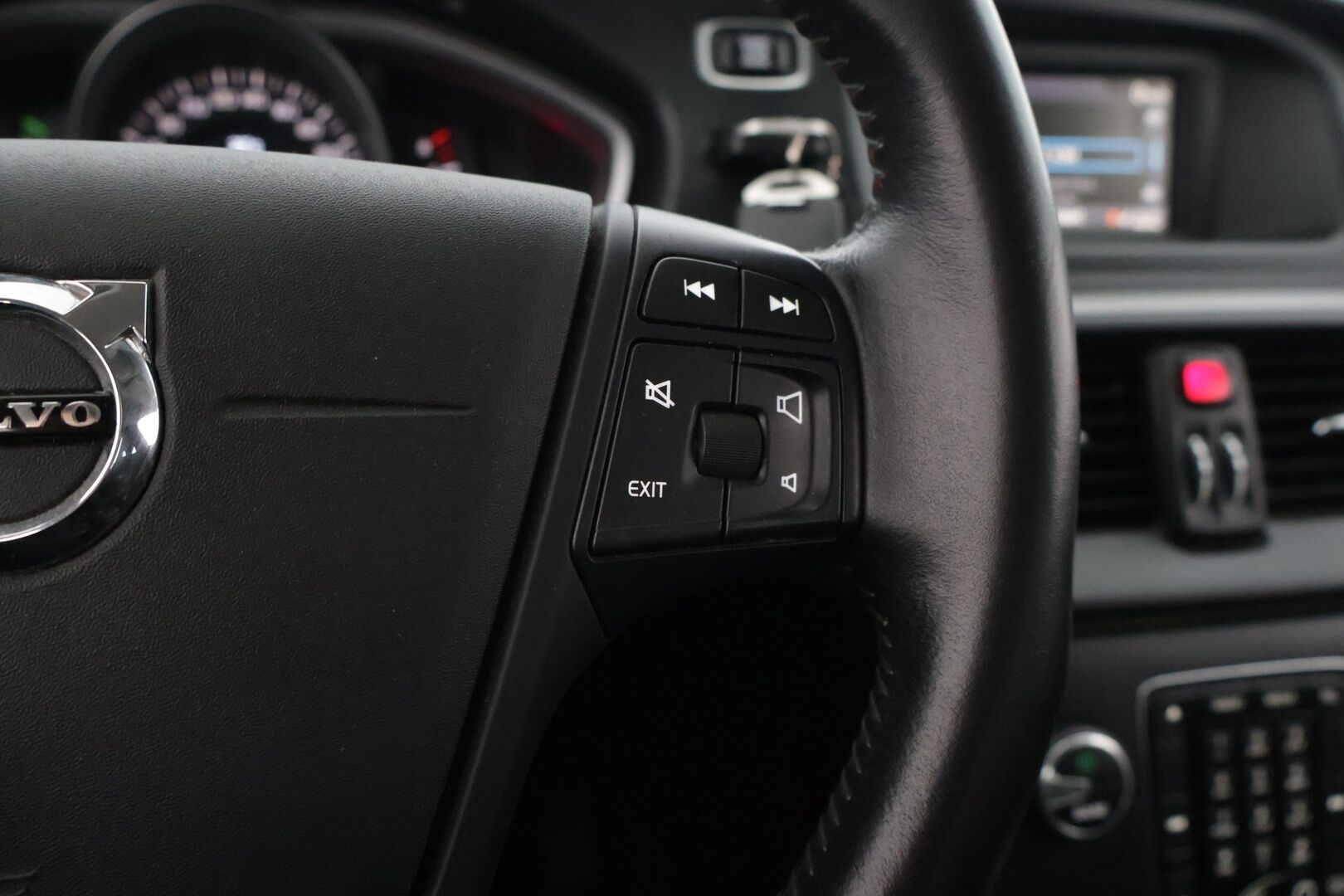 Volvo V40 2017 T3 Business aut * Webasto / Tutkat takana / Vetokoukku * - Upea huoltohistoria / Kummatkin renkaat ajokuntoiset / Maalipinta siisti! *