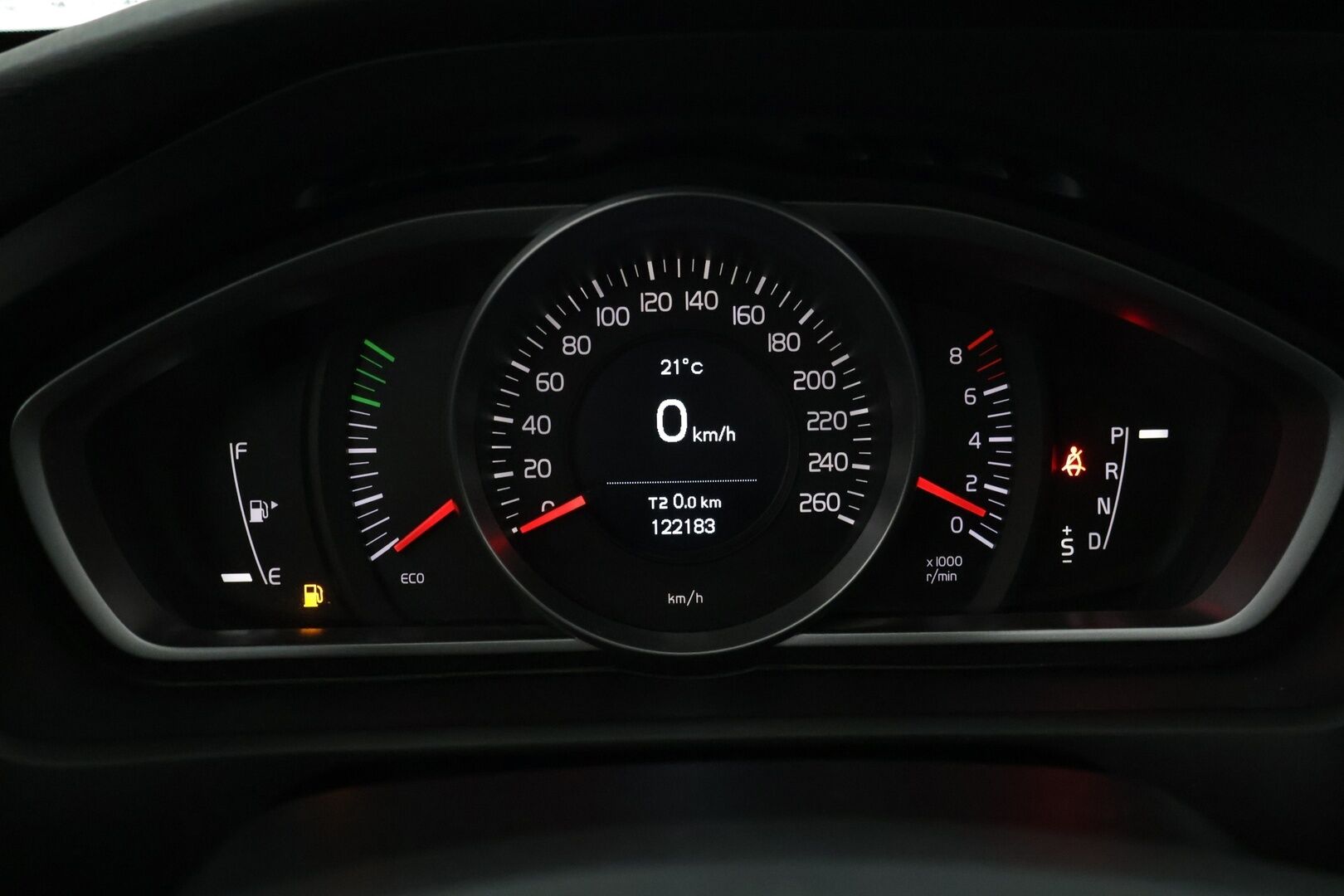 Volvo V40 2017 T3 Business aut * Webasto / Tutkat takana / Vetokoukku * - Upea huoltohistoria / Kummatkin renkaat ajokuntoiset / Maalipinta siisti! *