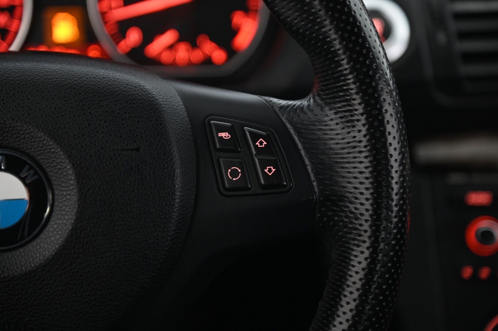 BMW 120 2011 E82 Coupe LCI M-sport *Ketju vaihdettu / Webasto / Navi / Muistipenkki* - *2x Renkaat / Juuri saapunut!* - HULLU BLACKWEEK KORKOTARJOUS 2,49%