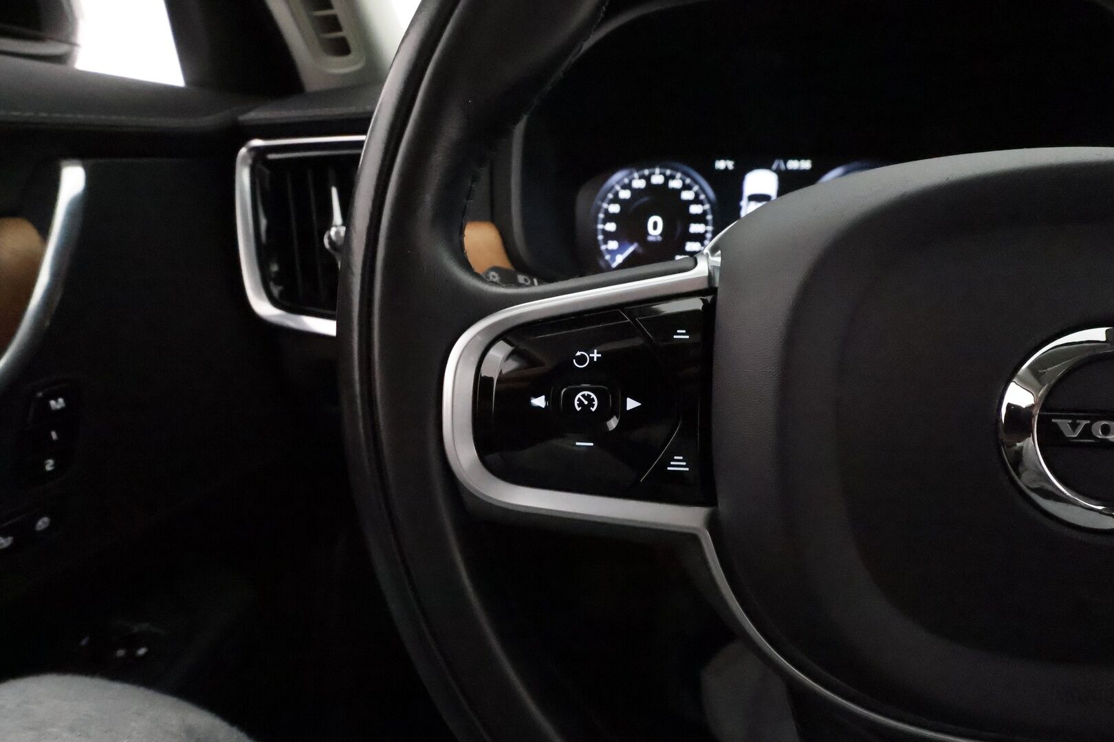 Volvo V90 2020 T8 AWD Inscription **Adapt.vakkari / Koukku / Full LED / Muistipenkki / Nahat / P.kamera / Webasto / KeylessGo** - Suomi-auto / Merkkihuollettu / Penkinlämmittimet takana / Digimittaristo / BLIS