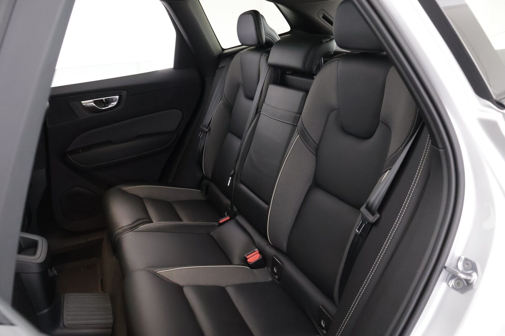 Volvo XC60 2020 T8 TwE AWD R-Design aut * R-Design / Pilot Assist / LED / Panoraama / 360° kamera / Koukku * - 3,99 % KORKOTARJOUS TÄHÄN AUTOON - *Suomi-auto / Tilava ja käytännöllinen / Pienet kustannukset*