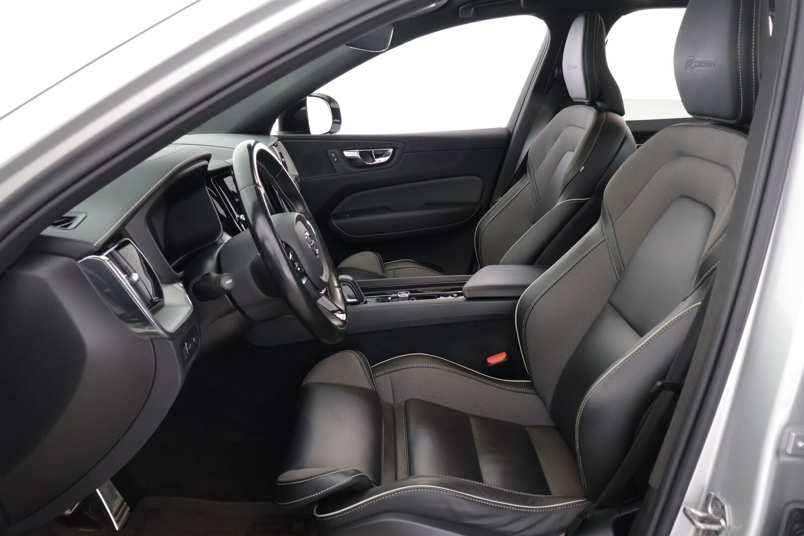 Volvo XC60 2020 T8 TwE AWD R-Design aut * R-Design / Pilot Assist / LED / Panoraama / 360° kamera / Koukku * - 3,99 % KORKOTARJOUS TÄHÄN AUTOON - *Suomi-auto / Tilava ja käytännöllinen / Pienet kustannukset*