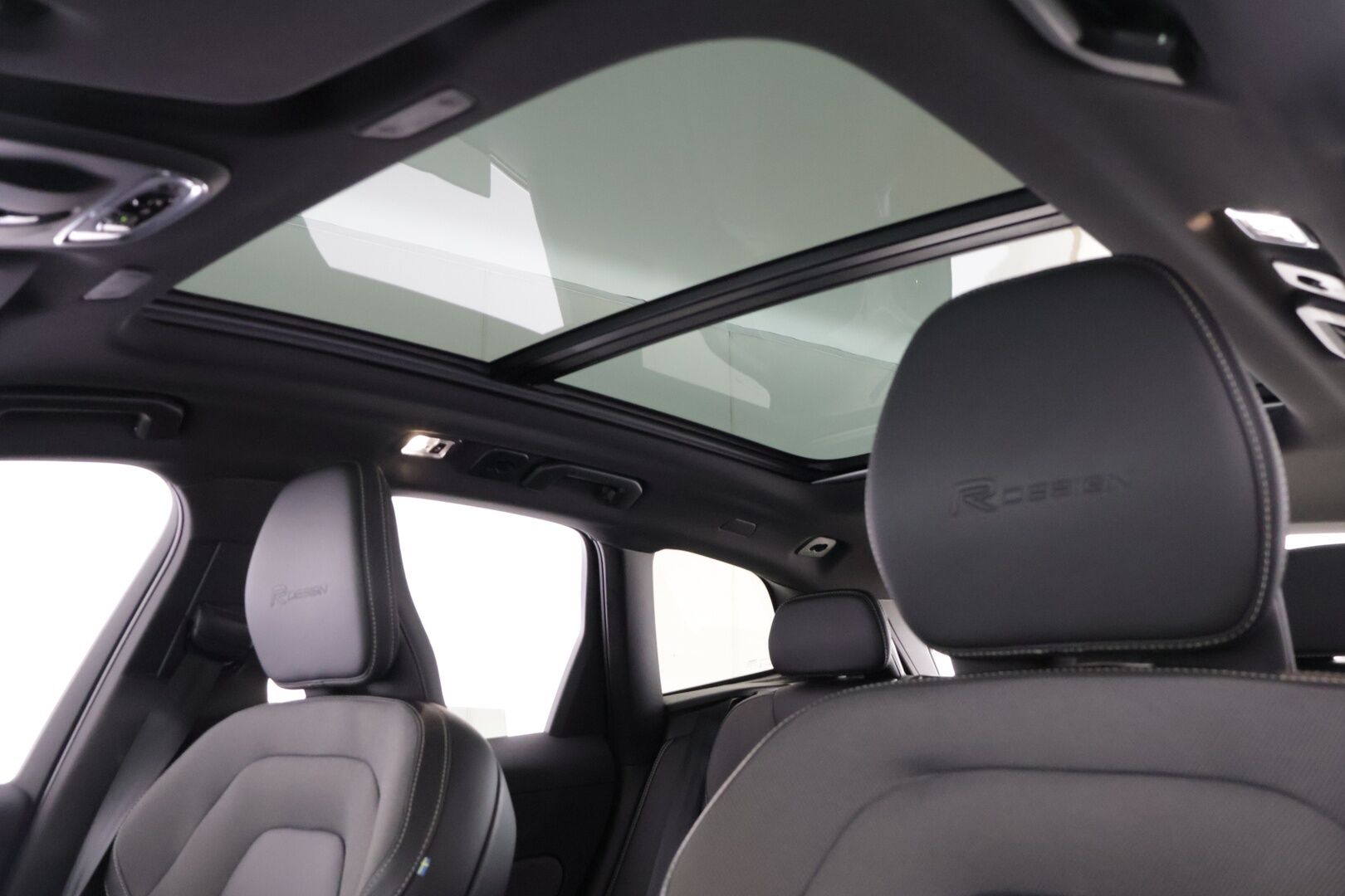 Volvo XC60 2020 T8 TwE AWD R-Design aut * R-Design / Pilot Assist / LED / Panoraama / 360° kamera / Koukku * - 3,99 % KORKOTARJOUS TÄHÄN AUTOON - *Suomi-auto / Tilava ja käytännöllinen / Pienet kustannukset*