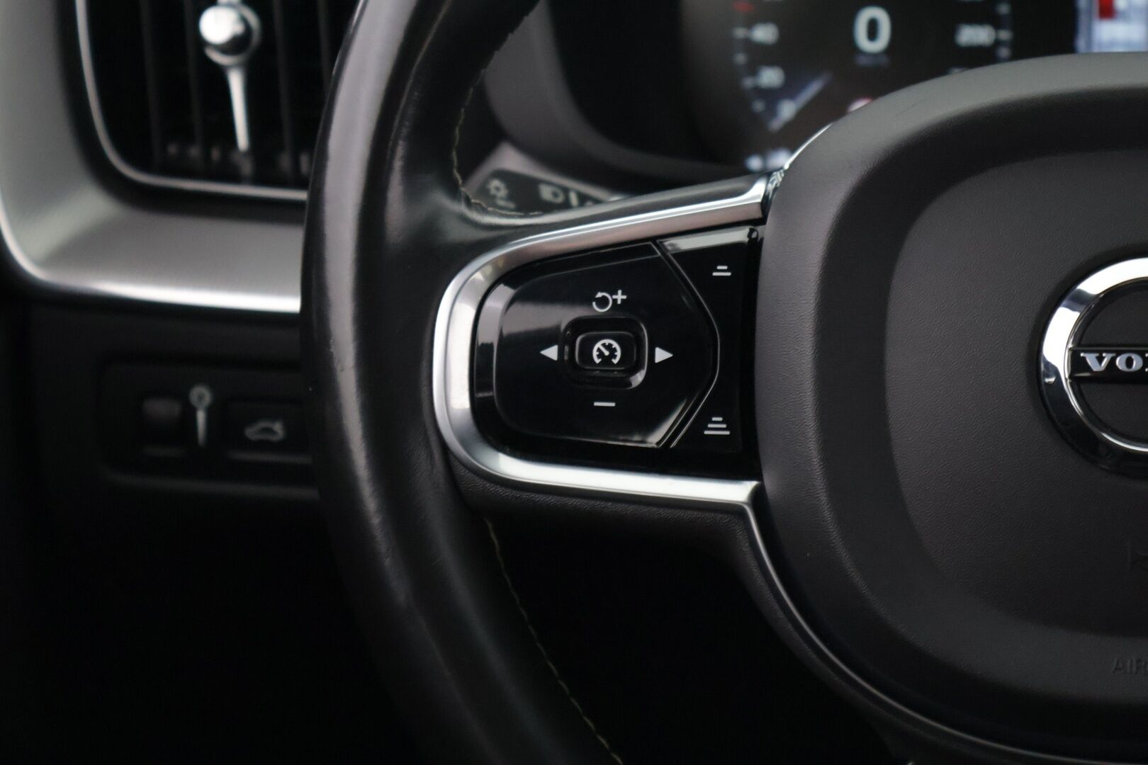 Volvo XC60 2020 T8 TwE AWD R-Design aut * R-Design / Pilot Assist / LED / Panoraama / 360° kamera / Koukku * - 3,99 % KORKOTARJOUS TÄHÄN AUTOON - *Suomi-auto / Tilava ja käytännöllinen / Pienet kustannukset*