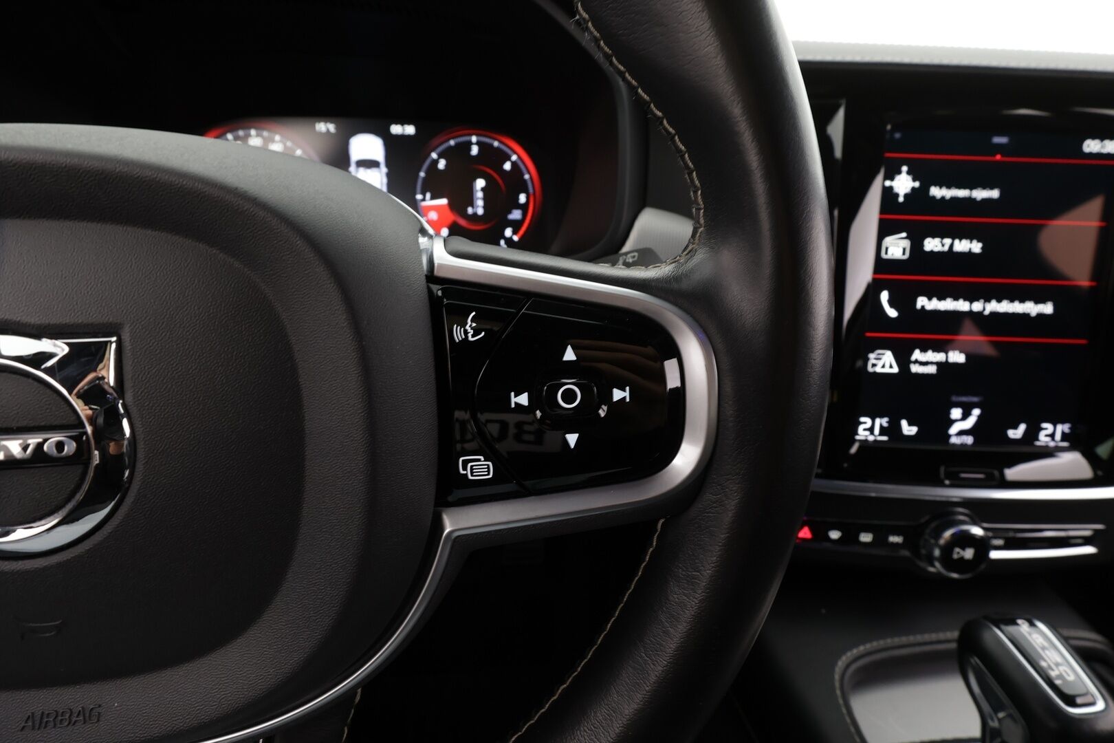 Volvo V90 2020 D4 AWD R-Design aut * Webasto / Koukku / ACC / Full-LED / P.Kamera / Sporttipenkki Muistilla / Navi / Kaistavahti * - Suomi-auto / Kahdet renkaat / Merkkihuollettu!