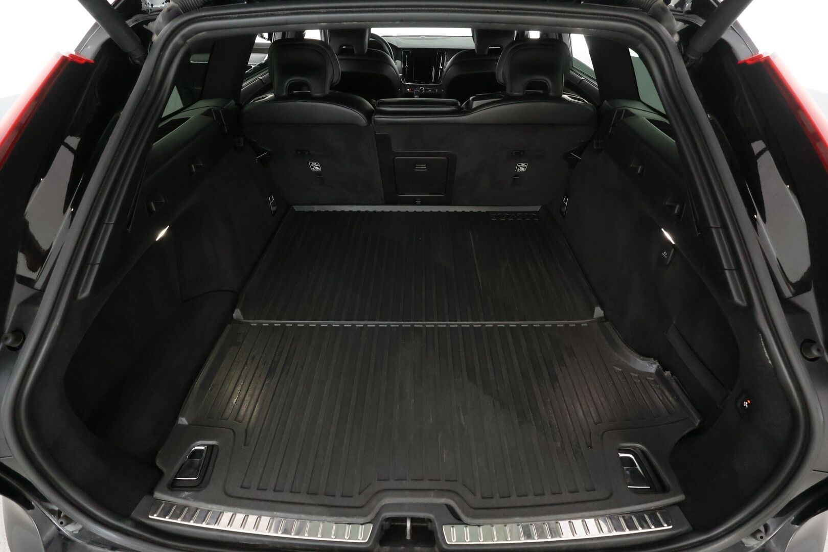 Volvo V90 2020 D4 AWD R-Design aut * Webasto / Koukku / ACC / Full-LED / P.Kamera / Sporttipenkki Muistilla / Navi / Kaistavahti * - Suomi-auto / Kahdet renkaat / Merkkihuollettu!