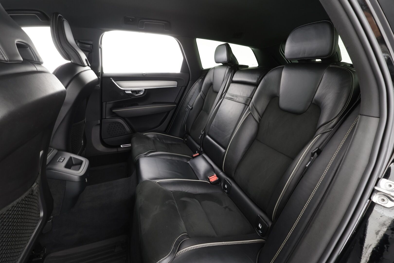 Volvo V90 2020 D4 AWD R-Design aut * Webasto / Koukku / ACC / Full-LED / P.Kamera / Sporttipenkki Muistilla / Navi / Kaistavahti * - Suomi-auto / Kahdet renkaat / Merkkihuollettu!