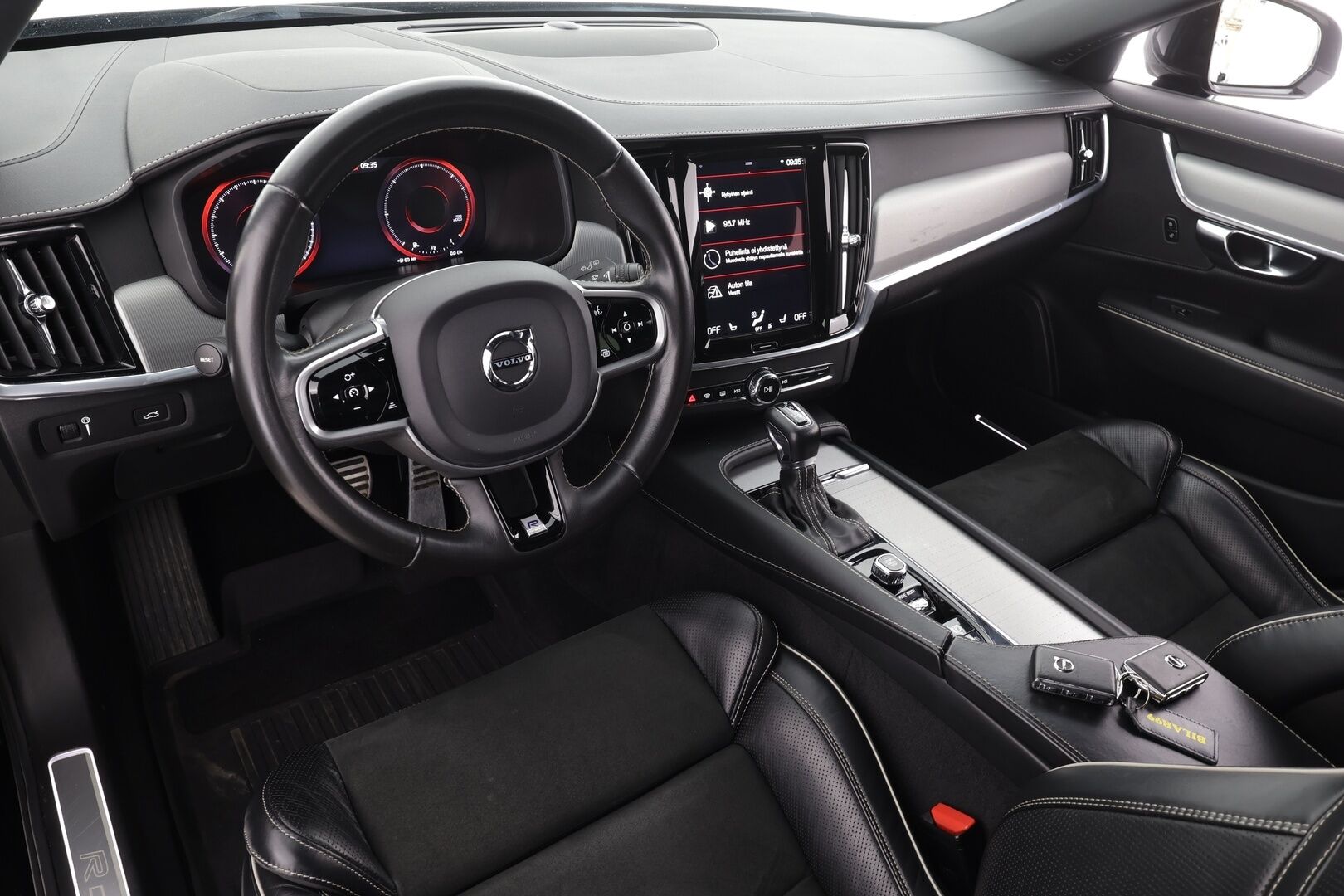 Volvo V90 2020 D4 AWD R-Design aut * Webasto / Koukku / ACC / Full-LED / P.Kamera / Sporttipenkki Muistilla / Navi / Kaistavahti * - Suomi-auto / Kahdet renkaat / Merkkihuollettu!