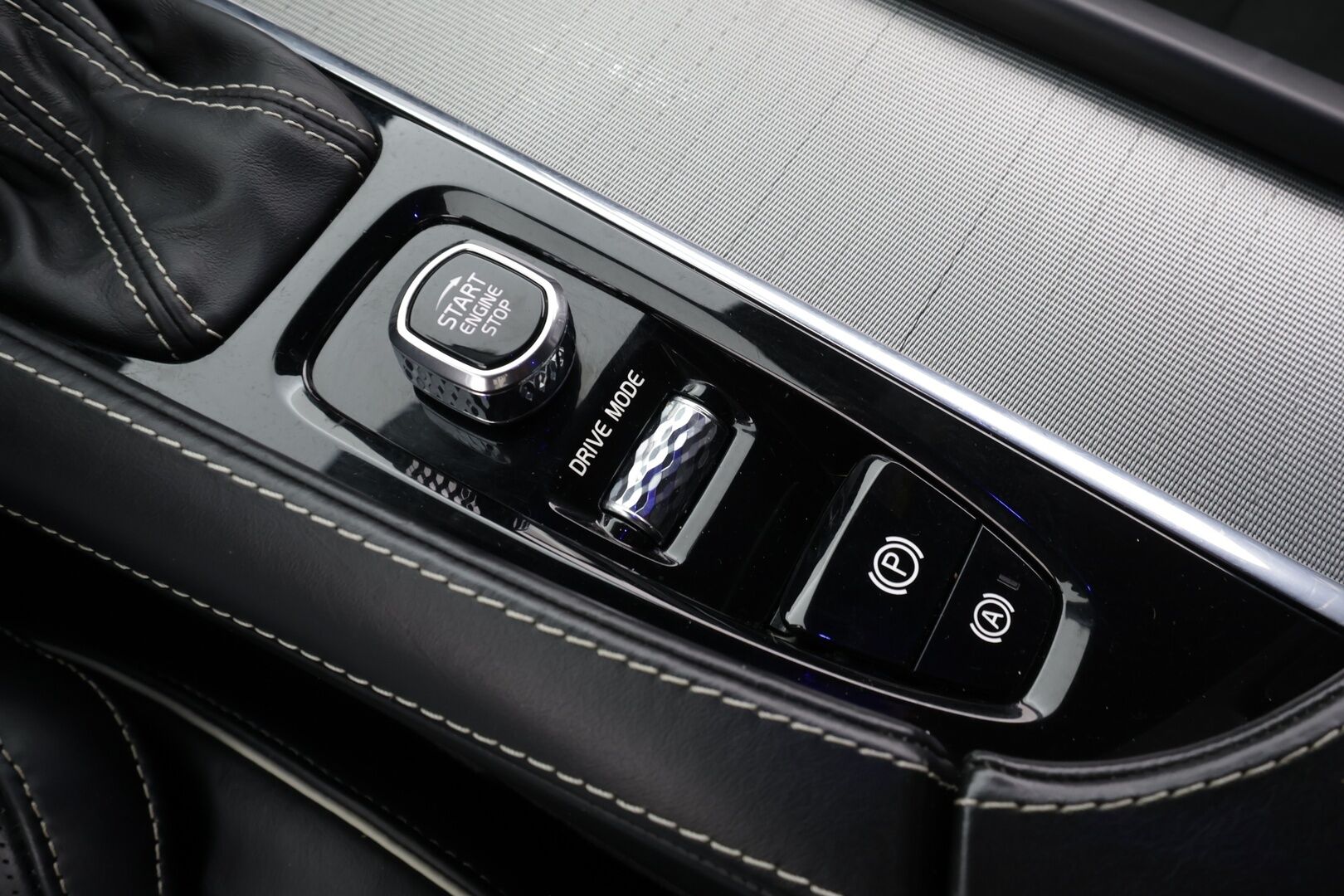 Volvo V90 2020 D4 AWD R-Design aut * Webasto / Koukku / ACC / Full-LED / P.Kamera / Sporttipenkki Muistilla / Navi / Kaistavahti * - Suomi-auto / Kahdet renkaat / Merkkihuollettu!