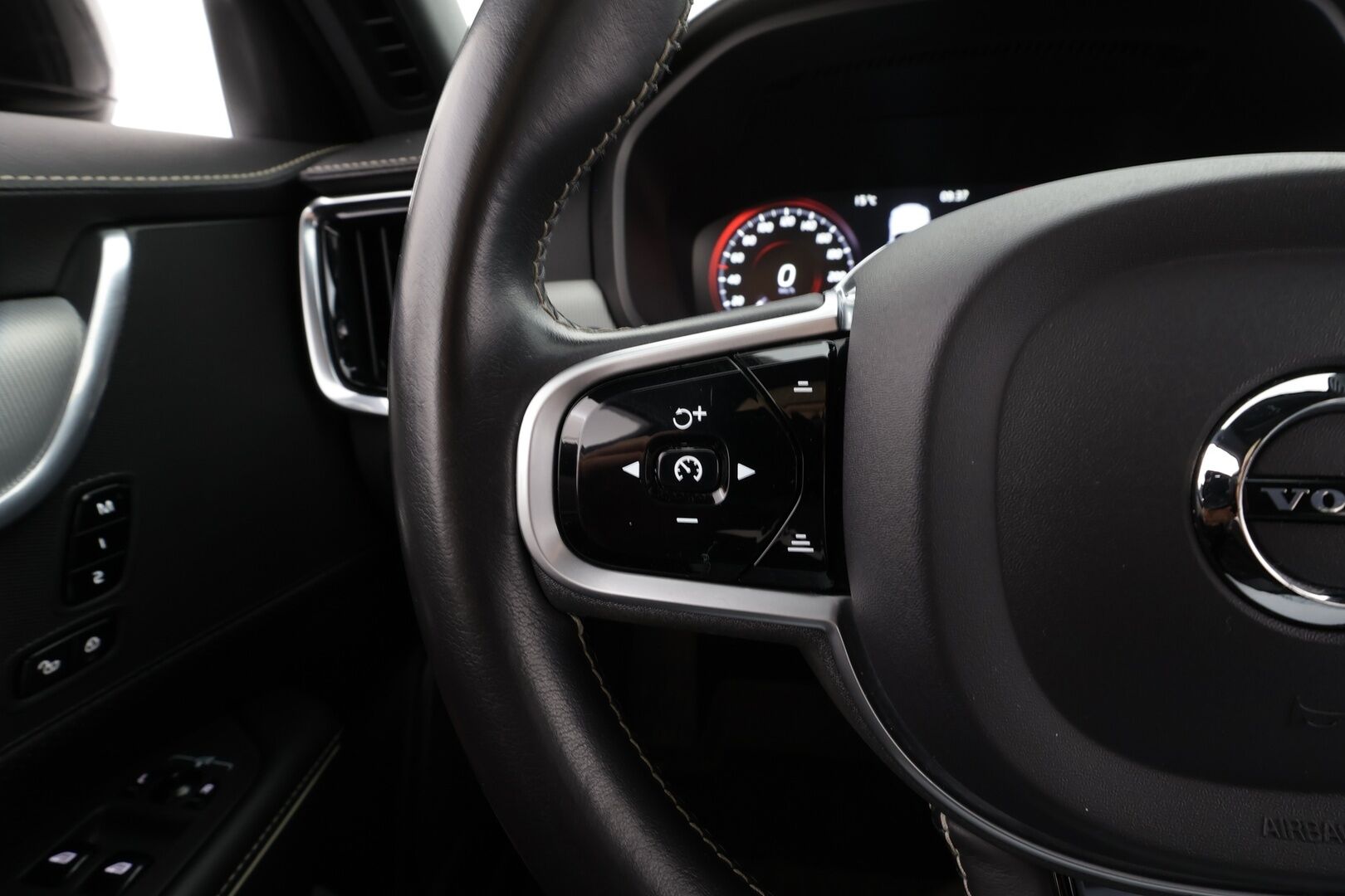 Volvo V90 2020 D4 AWD R-Design aut * Webasto / Koukku / ACC / Full-LED / P.Kamera / Sporttipenkki Muistilla / Navi / Kaistavahti * - Suomi-auto / Kahdet renkaat / Merkkihuollettu!