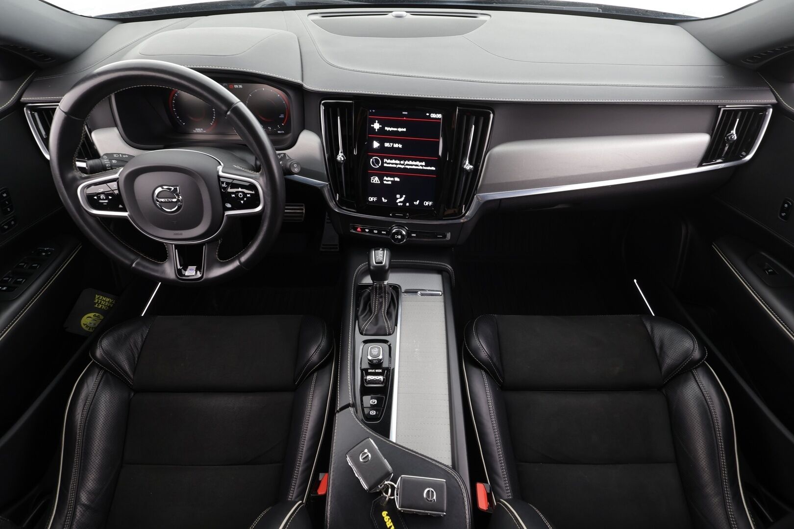 Volvo V90 2020 D4 AWD R-Design aut * Webasto / Koukku / ACC / Full-LED / P.Kamera / Sporttipenkki Muistilla / Navi / Kaistavahti * - Suomi-auto / Kahdet renkaat / Merkkihuollettu!