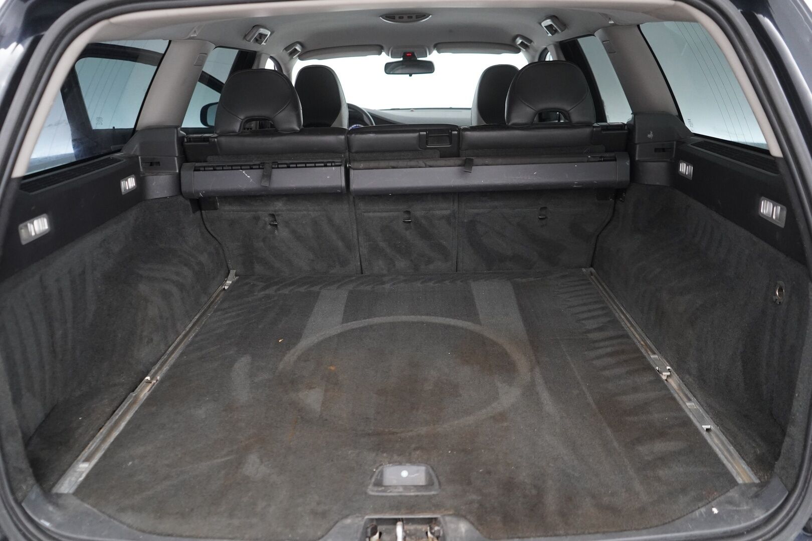 Volvo V70 2010 2,5FT R-Design aut *Vakkari / Koukku / Lohko / Nahat* - Kahdet Volvon alumiinivanteet / Juuri huollettu / Säännöllinen huoltohistoria / Seuraava katsastus 20.2.2026