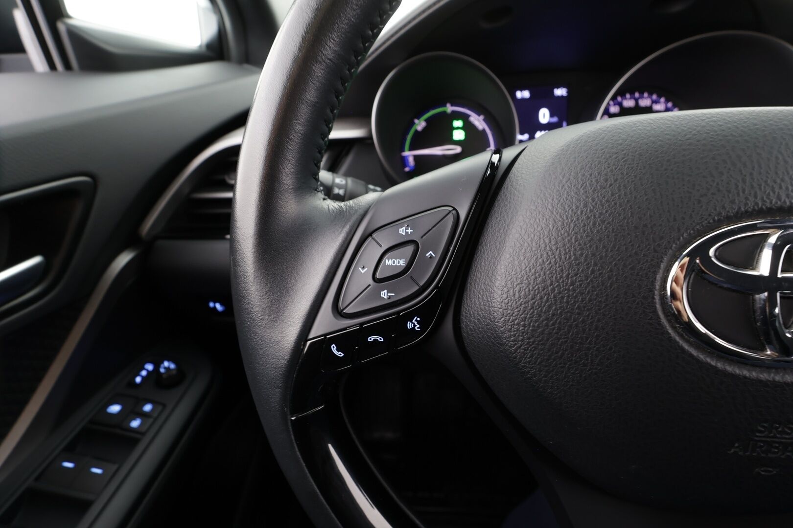 Toyota C-HR 2020 1,8 Hybrid Business * 1.Om Suomi-auto / ACC / P.kamera / LED / Navi / Koukku / KeylessGo * - Kahdet renkaat aluvanteilla - Osta nyt, maksa vasta ensi vuonna