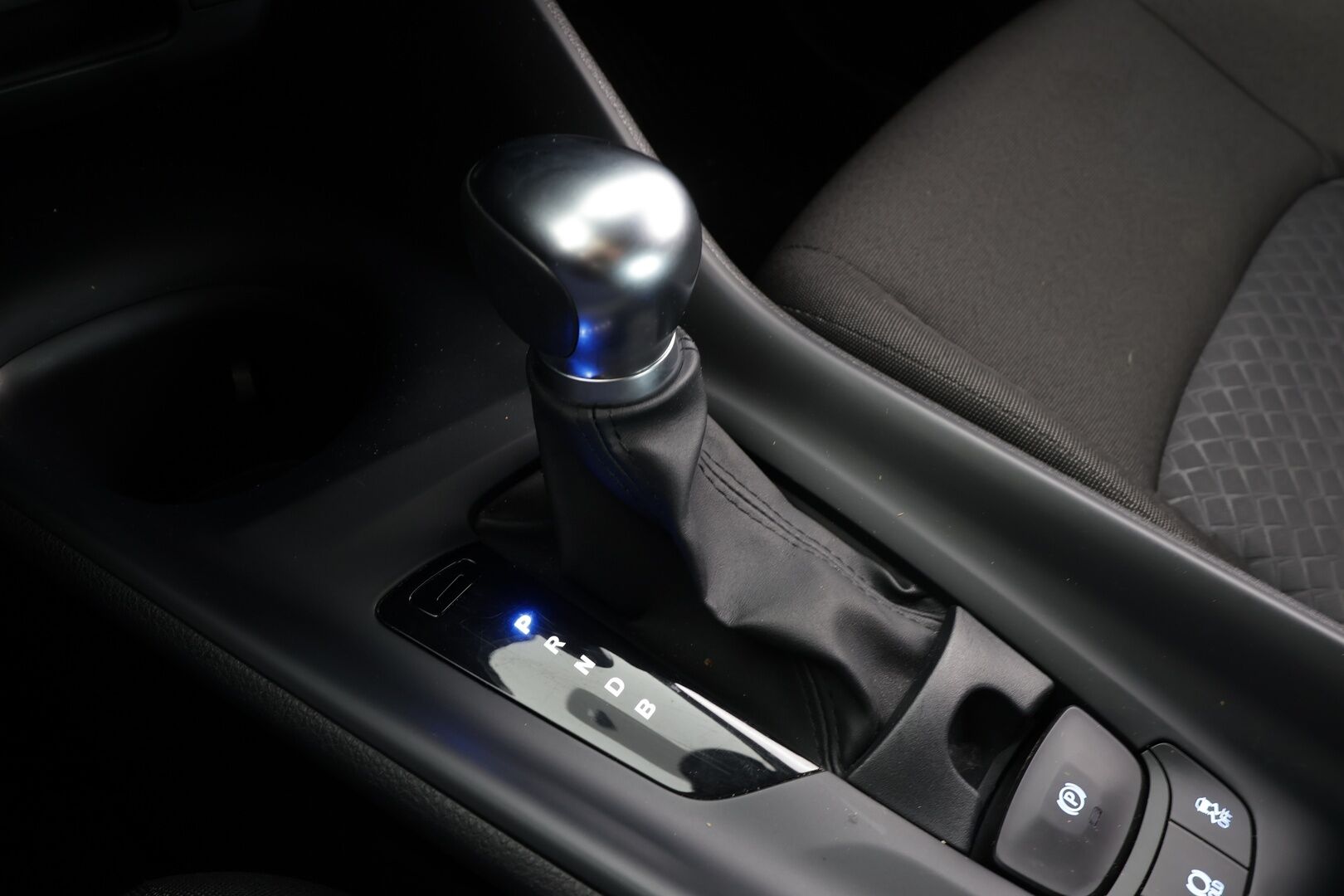 Toyota C-HR 2020 1,8 Hybrid Business * 1.Om Suomi-auto / ACC / P.kamera / LED / Navi / Koukku / KeylessGo * - Kahdet renkaat aluvanteilla - Osta nyt, maksa vasta ensi vuonna