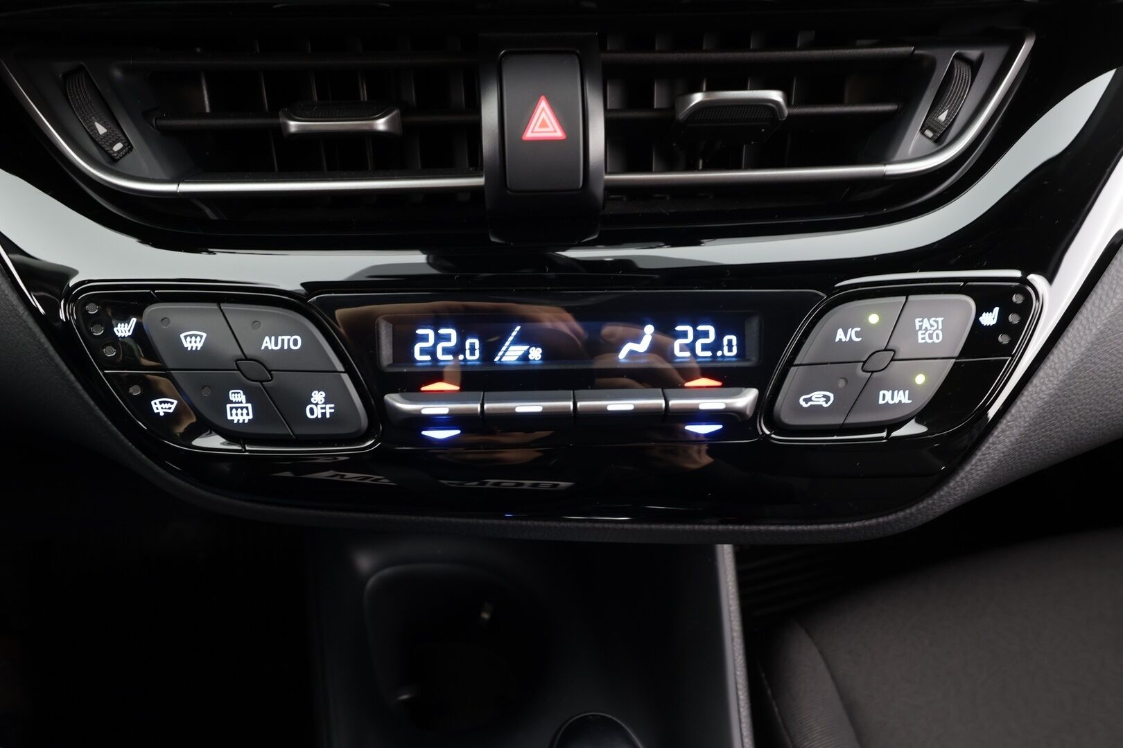 Toyota C-HR 2020 1,8 Hybrid Business * 1.Om Suomi-auto / ACC / P.kamera / LED / Navi / Koukku / KeylessGo * - Irroitettava koukku / Metalliväri / 2x vanteet - HULLUT VÄLIPÄIVÄT KORKOTARJOUS 2,49%