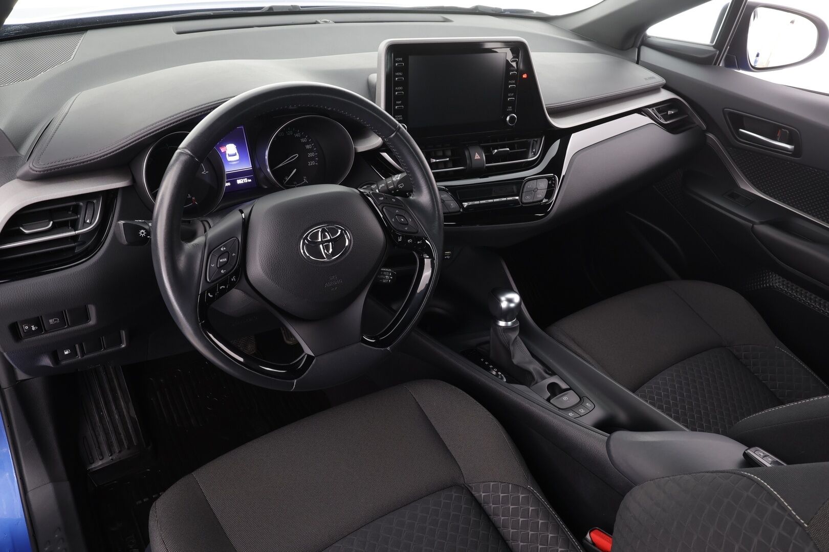 Toyota C-HR 2020 1,8 Hybrid Business * 1.Om Suomi-auto / ACC / P.kamera / LED / Navi / Koukku / KeylessGo * - Irroitettava koukku / Metalliväri / 2x vanteet - HULLUT VÄLIPÄIVÄT KORKOTARJOUS 2,49%