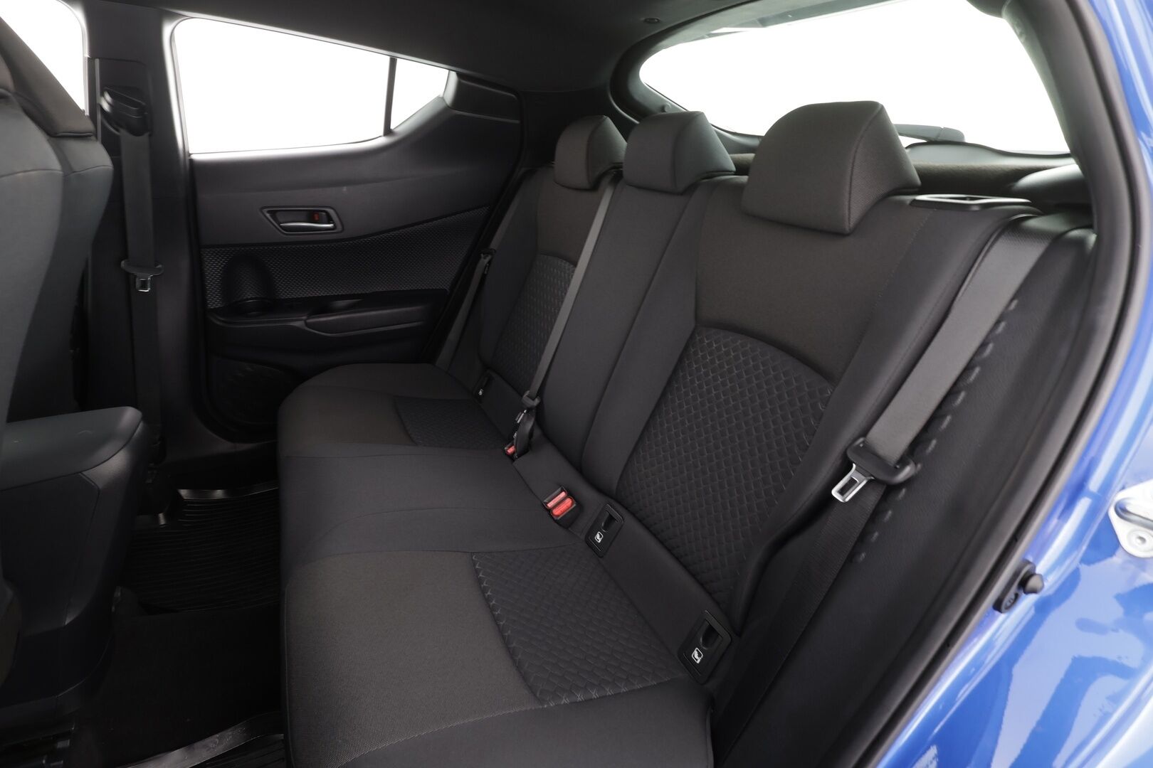 Toyota C-HR 2020 1,8 Hybrid Business * 1.Om Suomi-auto / ACC / P.kamera / LED / Navi / Koukku / KeylessGo * - Irroitettava koukku / Metalliväri / 2x vanteet - HULLUT VÄLIPÄIVÄT KORKOTARJOUS 2,49%