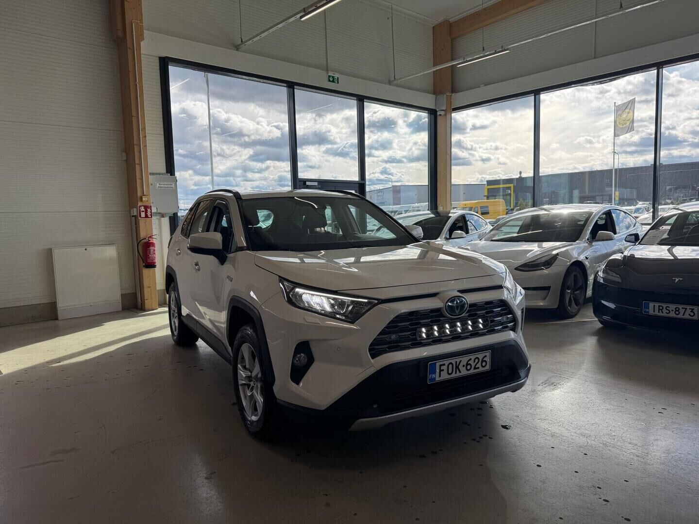 Toyota RAV4 2020 2,5 Hybrid AWD-i Business - ACC / Peruutuskamera / Vetokoukku / Navi / Keyless/ Lämmitettävätuulilasi & ratti 
